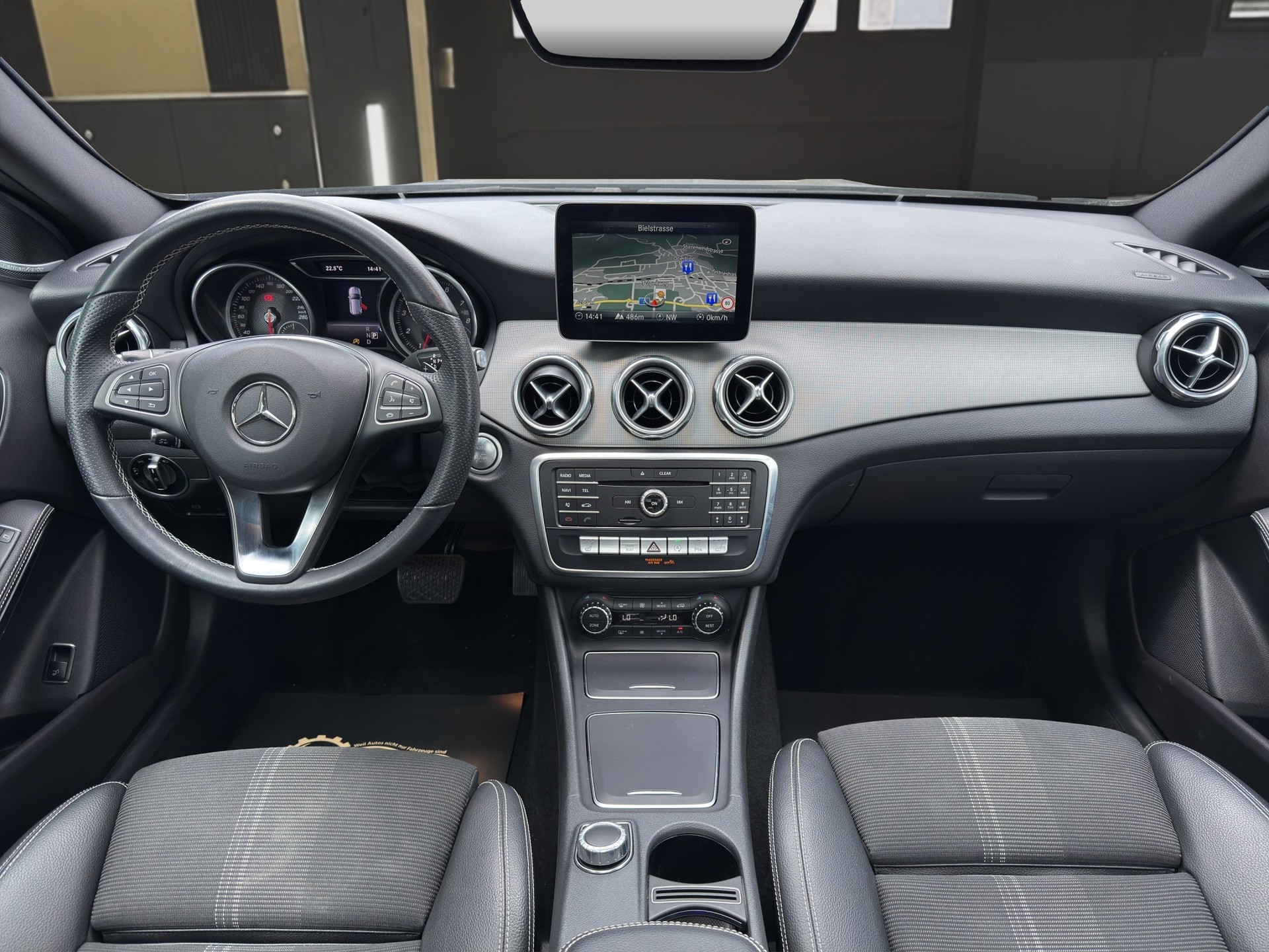 MERCEDES-BENZ GLA 200 Night Star 7G-DCT-image-10