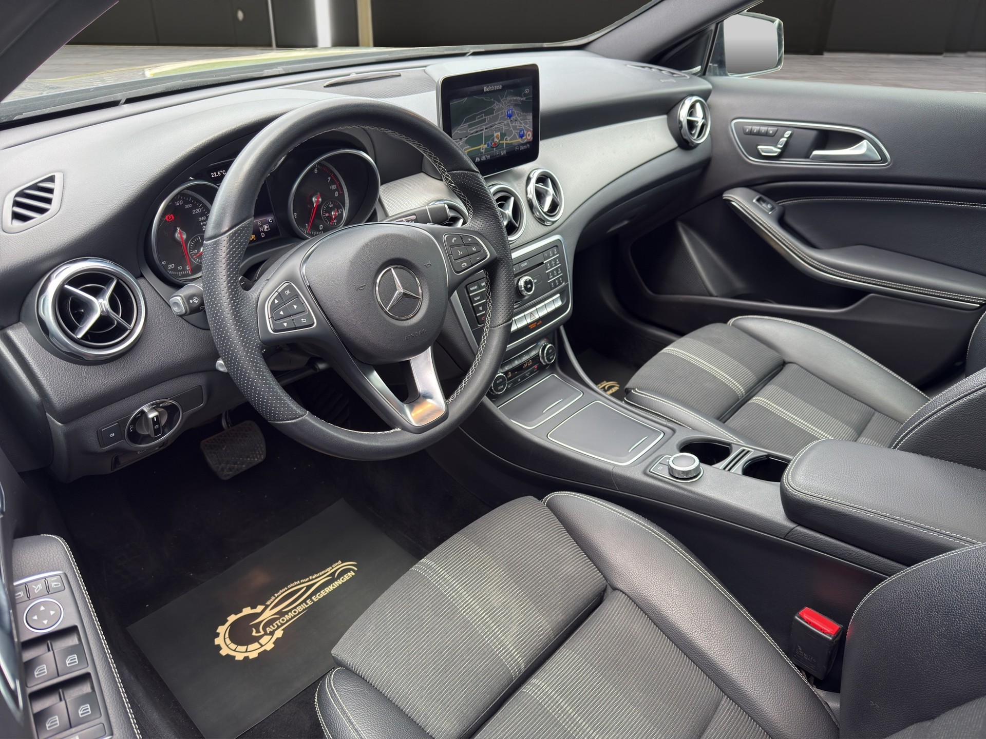 MERCEDES-BENZ GLA 200 Night Star 7G-DCT-image-8