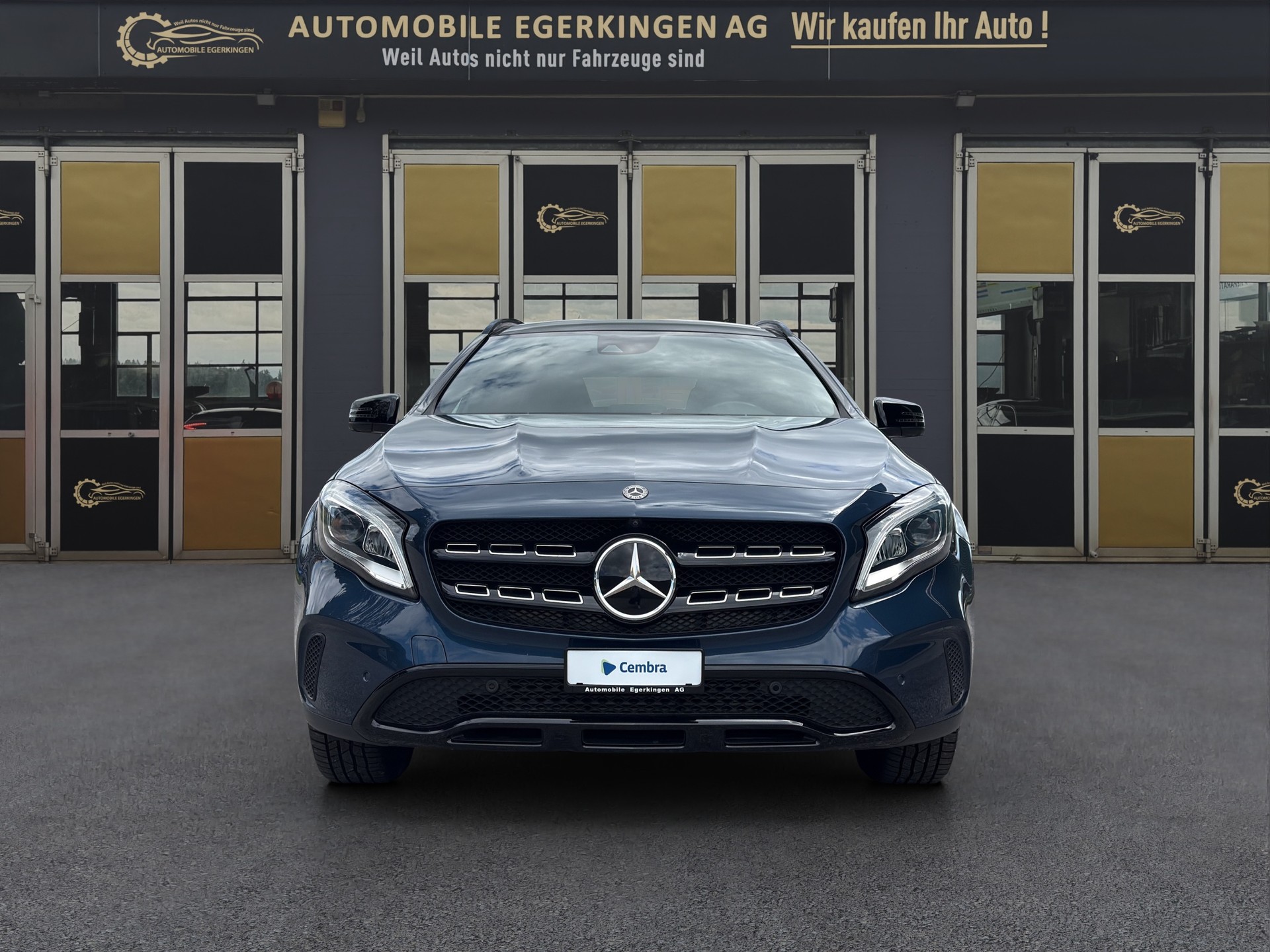 MERCEDES-BENZ GLA 200 Night Star 7G-DCT-showroom-element-1