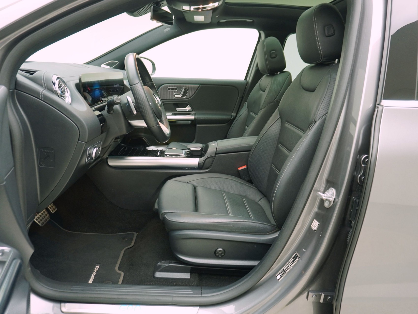 MERCEDES-BENZ EQA 250 AMG Line-image-9