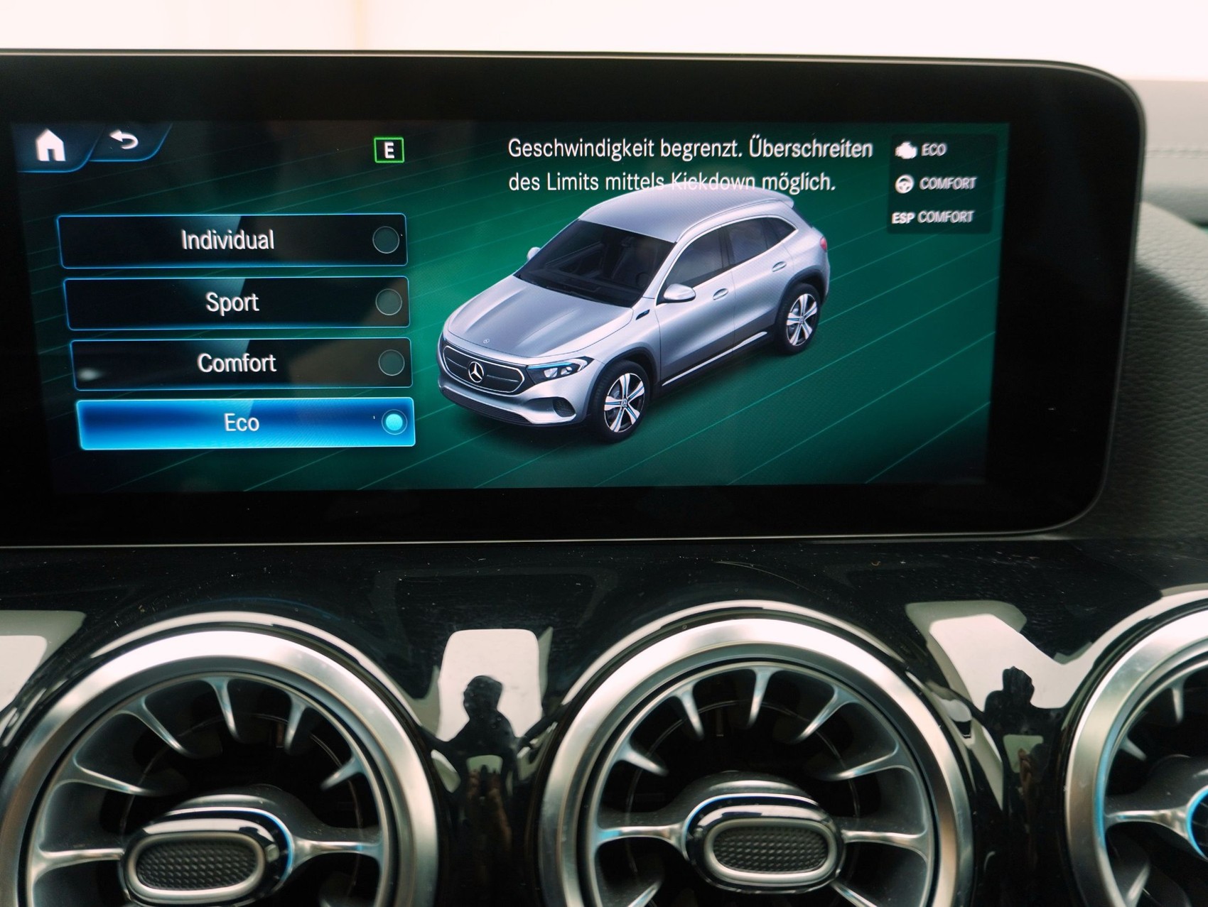 MERCEDES-BENZ EQA 250 AMG Line-image-24