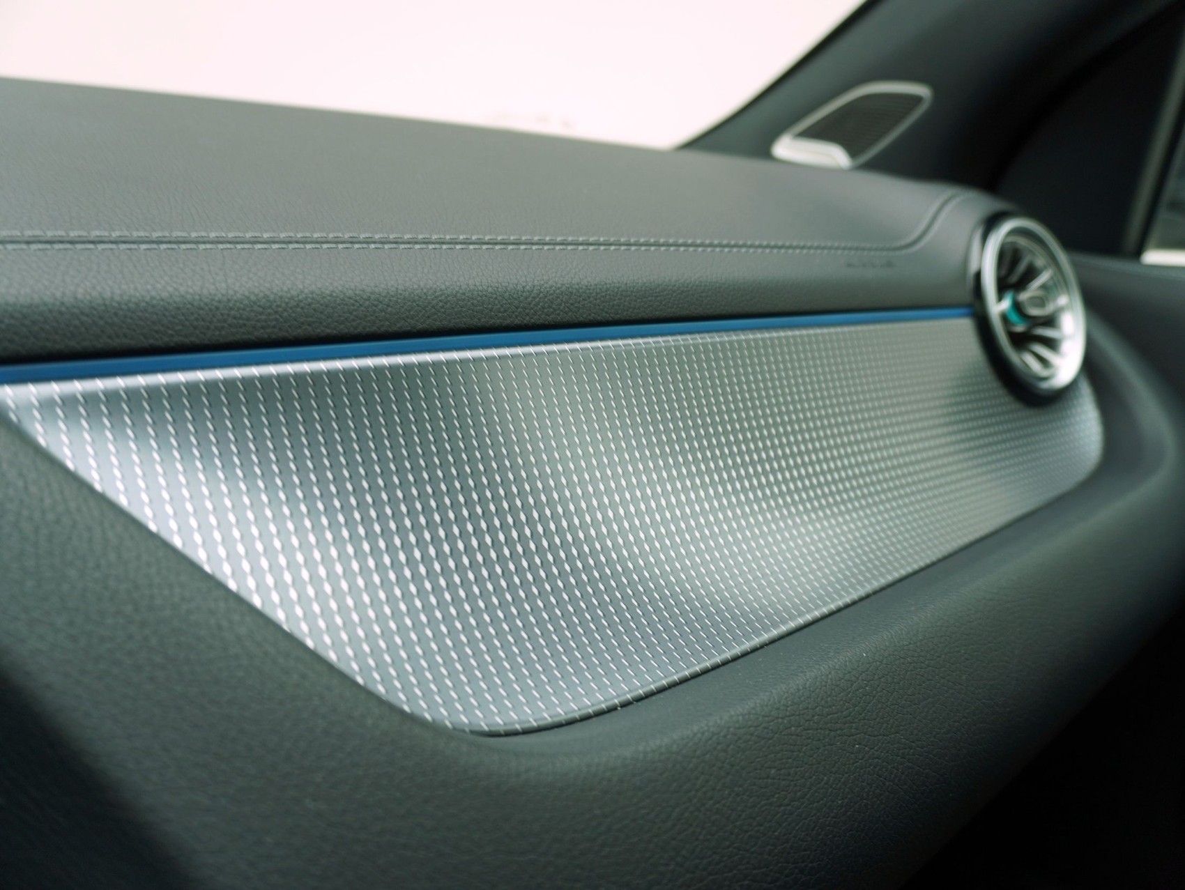 MERCEDES-BENZ EQA 250 AMG Line-image-16