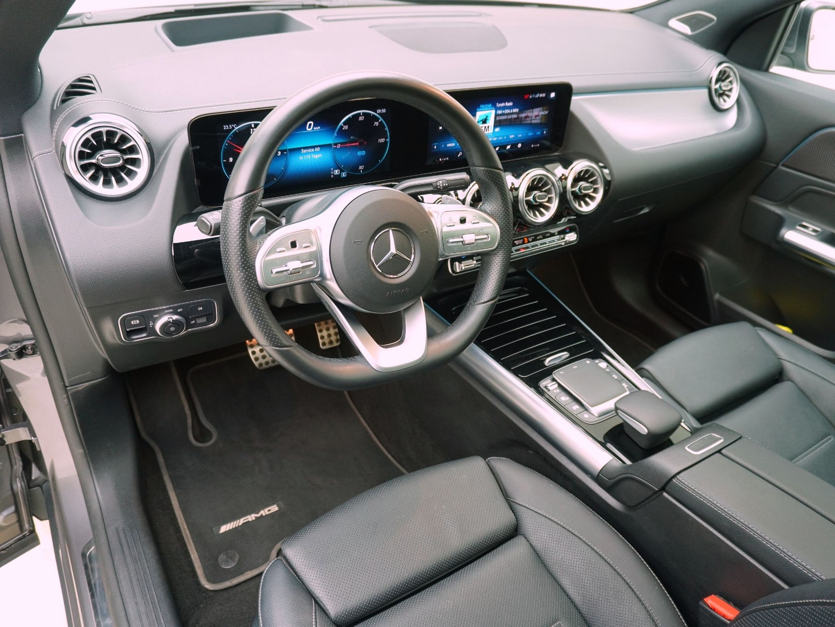 MERCEDES-BENZ EQA 250 AMG Line-image-10