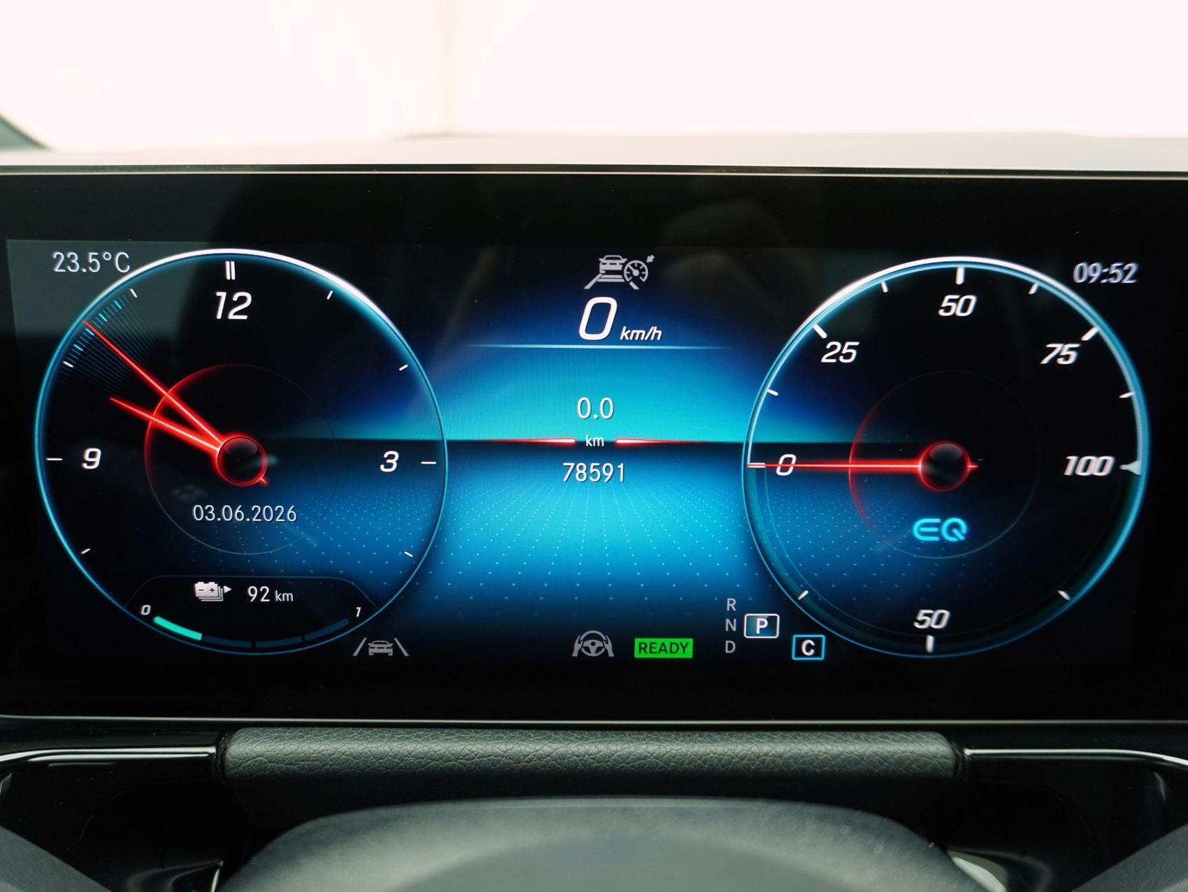 MERCEDES-BENZ EQA 250 AMG Line-image-18