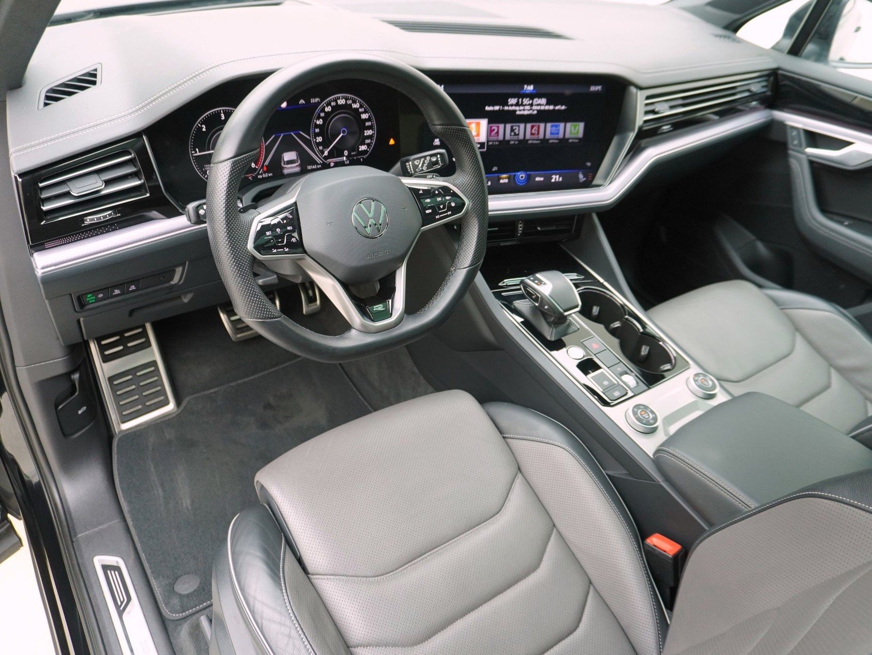 VW Touareg 3.0 V6 TDI R-Line Black Style 4Motion-image-8