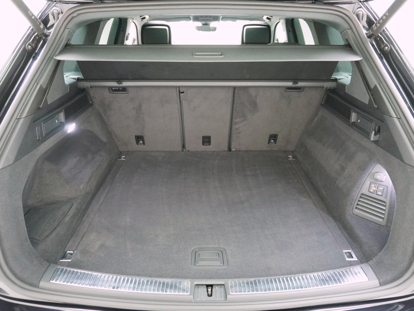 VW Touareg 3.0 V6 TDI R-Line Black Style 4Motion-image-11
