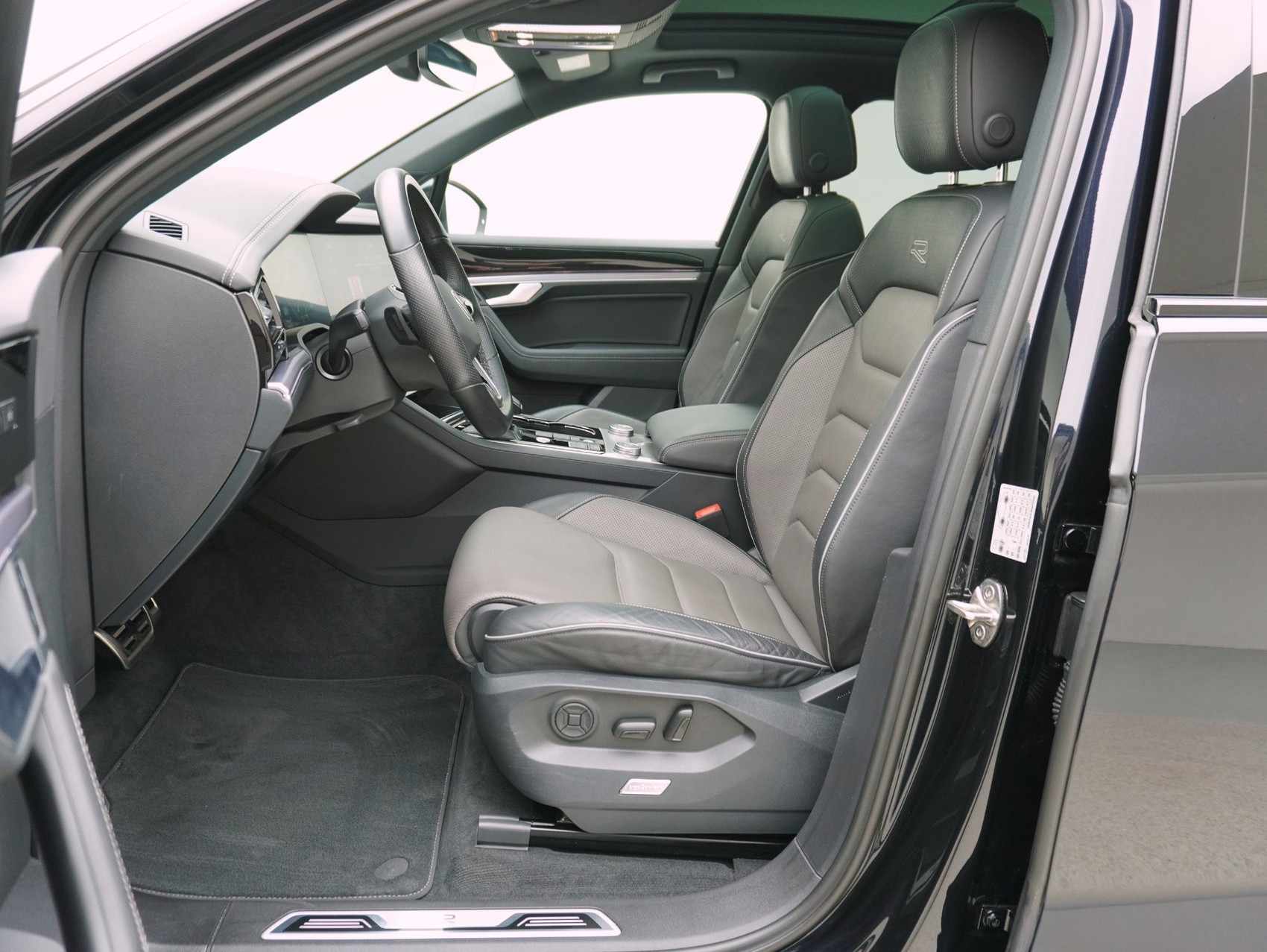 VW Touareg 3.0 V6 TDI R-Line Black Style 4Motion-image-7