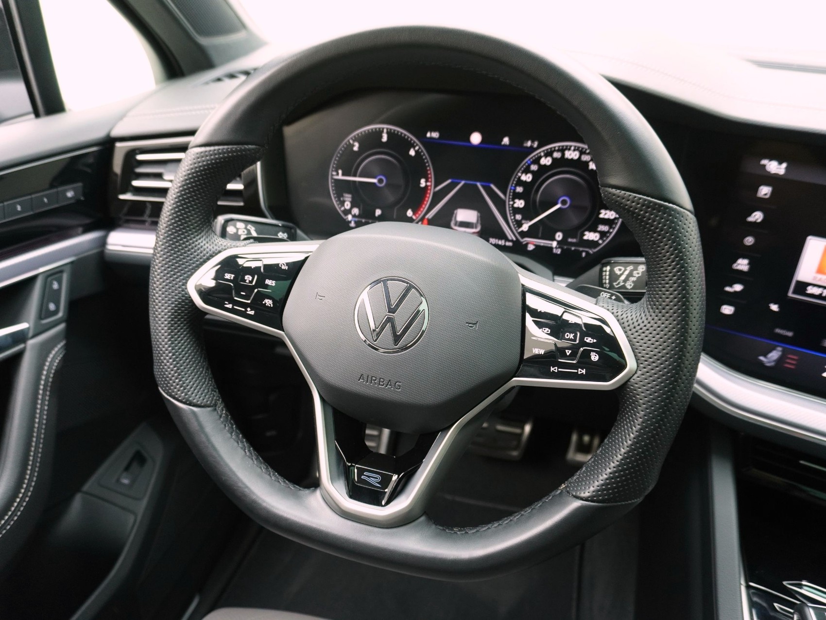 VW Touareg 3.0 V6 TDI R-Line Black Style 4Motion-image-9