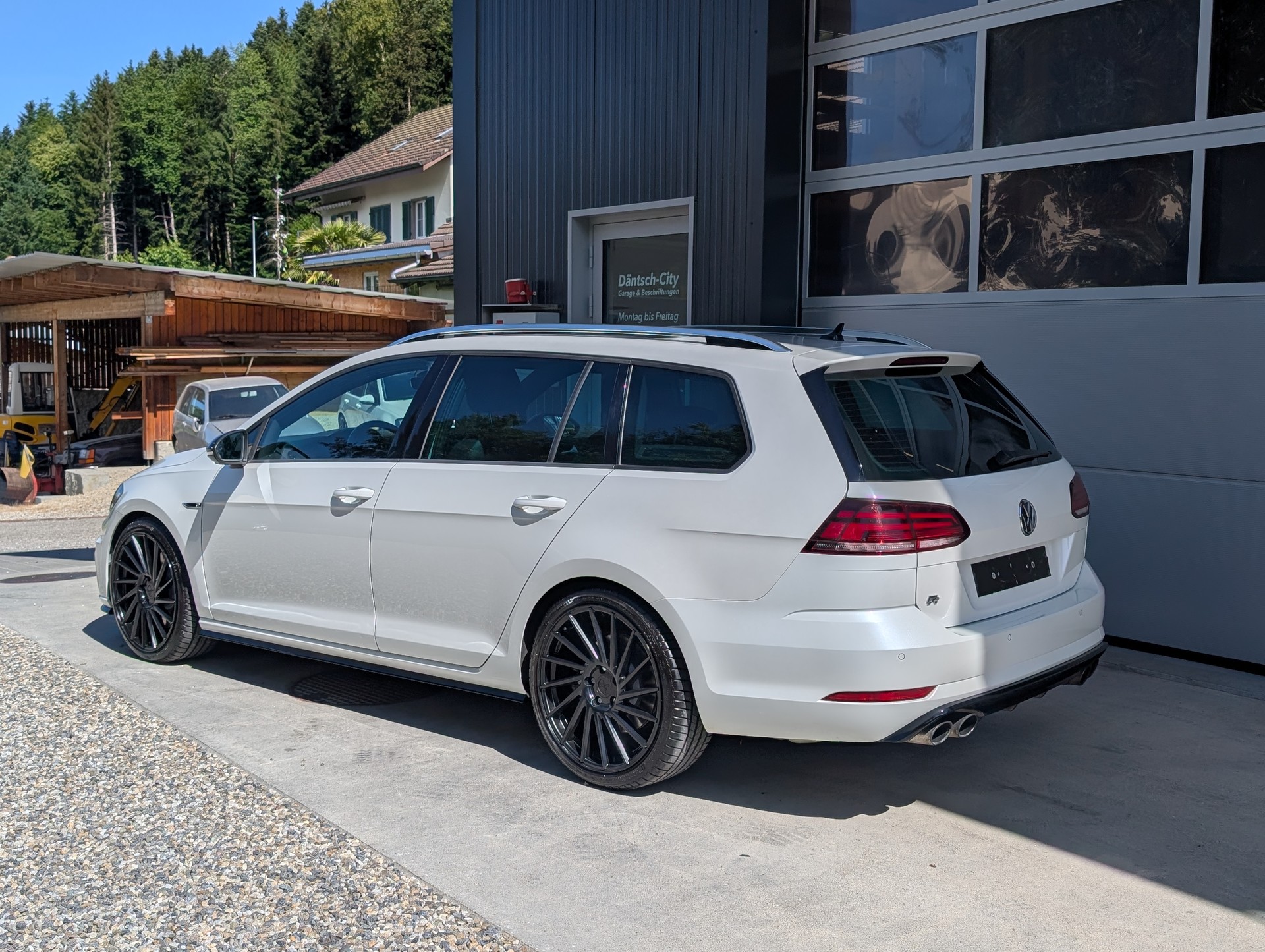 VW Golf Variant 2.0 TSI R 4Motion DSG-image-2