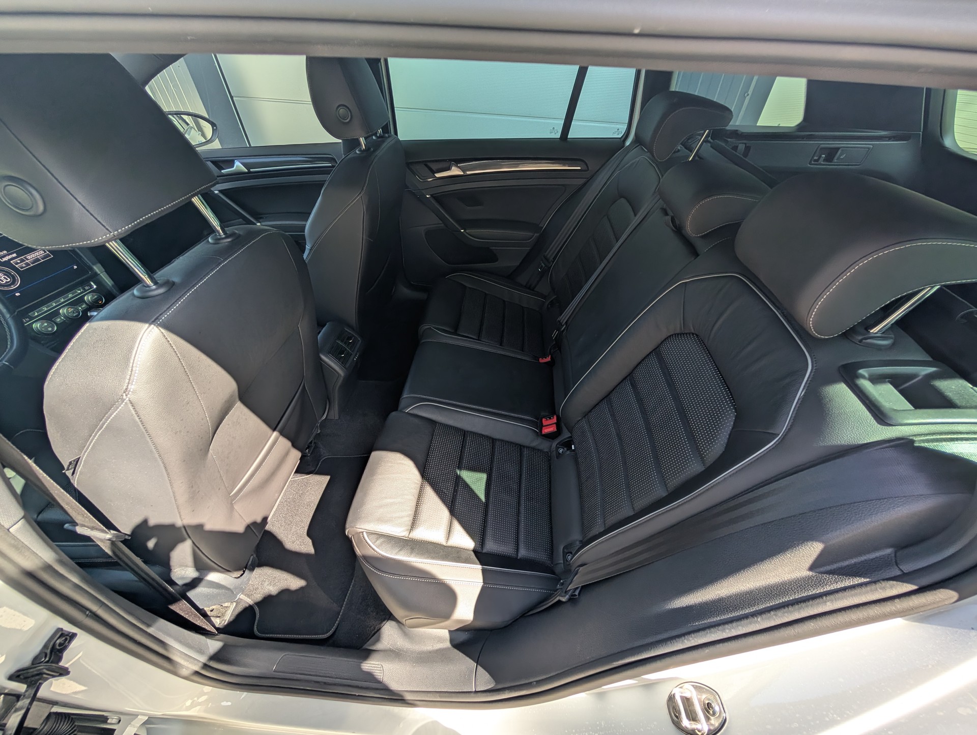 VW Golf Variant 2.0 TSI R 4Motion DSG-image-9