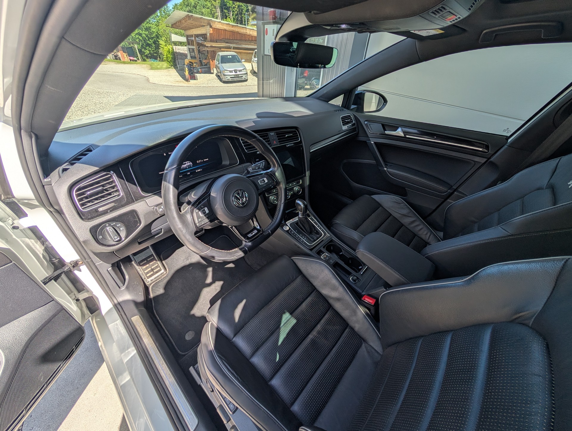VW Golf Variant 2.0 TSI R 4Motion DSG-image-8