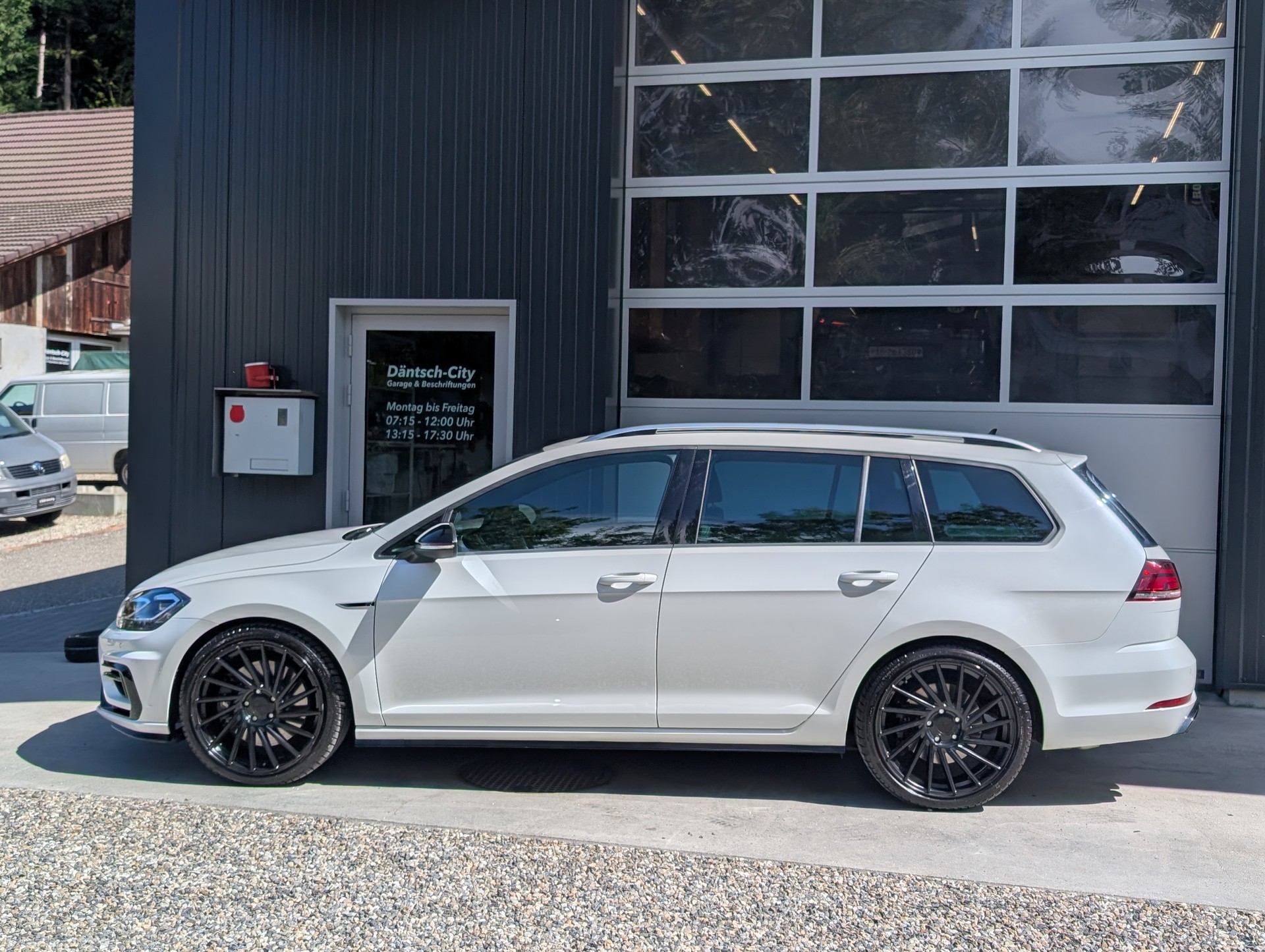 VW Golf Variant 2.0 TSI R 4Motion DSG-image-4