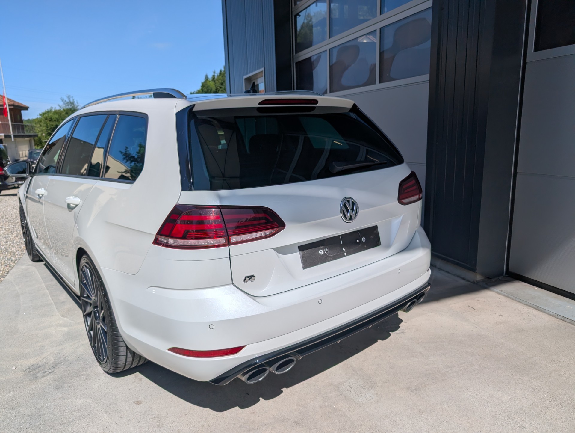 VW Golf Variant 2.0 TSI R 4Motion DSG-image-5