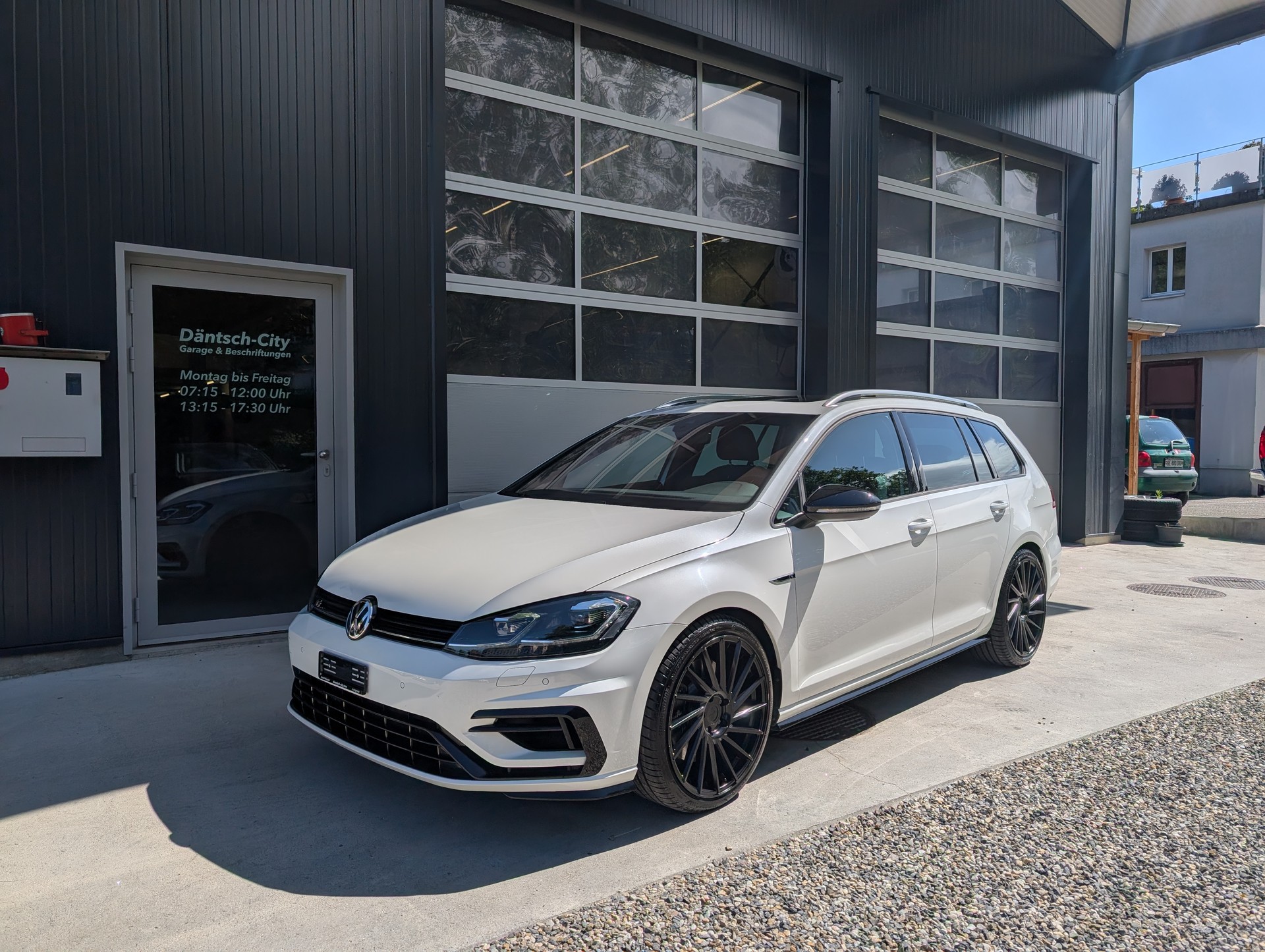 VW Golf Variant 2.0 TSI R 4Motion DSG-image-0