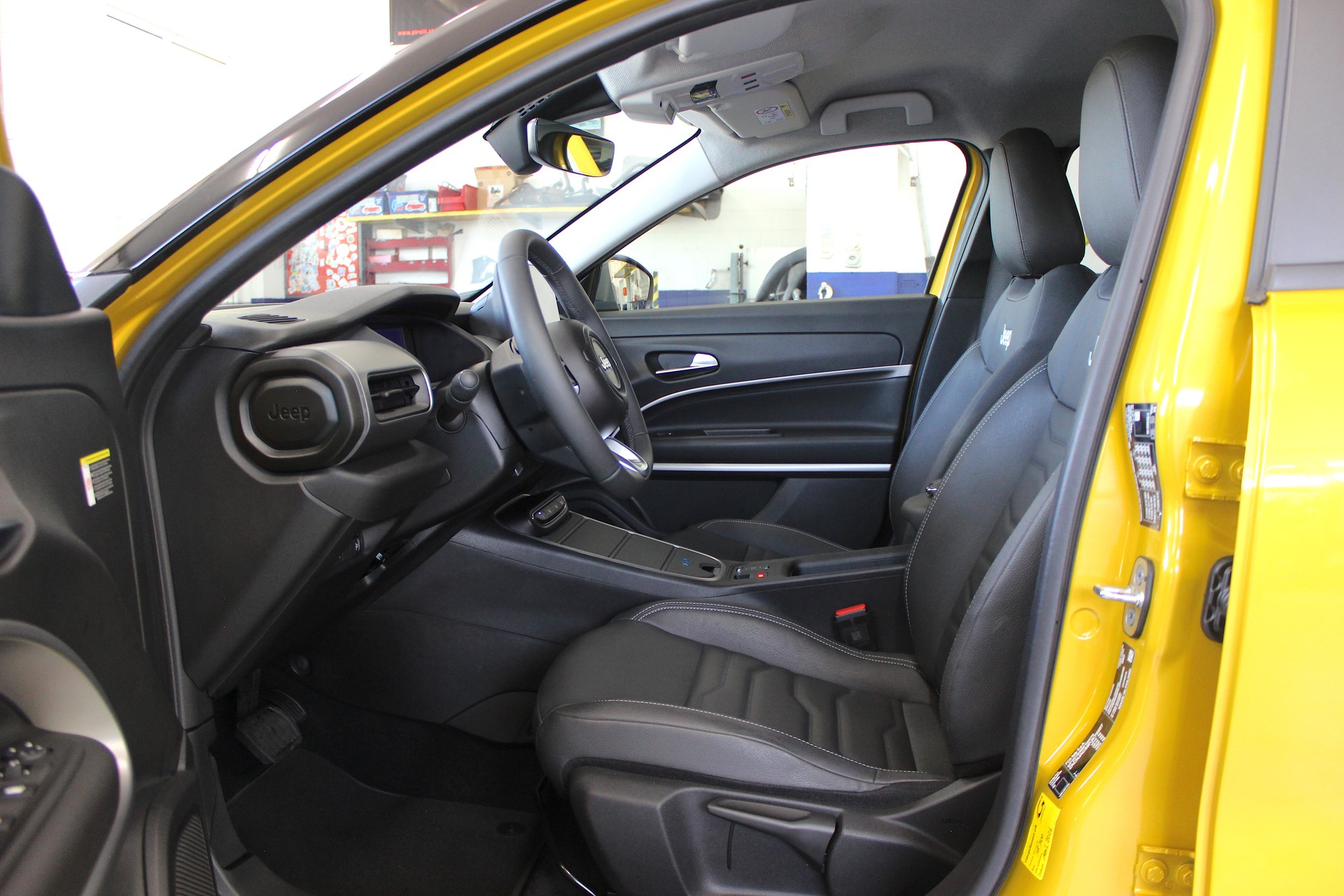JEEP Avenger 54kWh Summit Swiss 💥 Leder *Sitzheizung *360°Kamera *DAB+ *ADAS-Systeme *Frontscheibenheizung 💥 Lieferung möglich-image-29