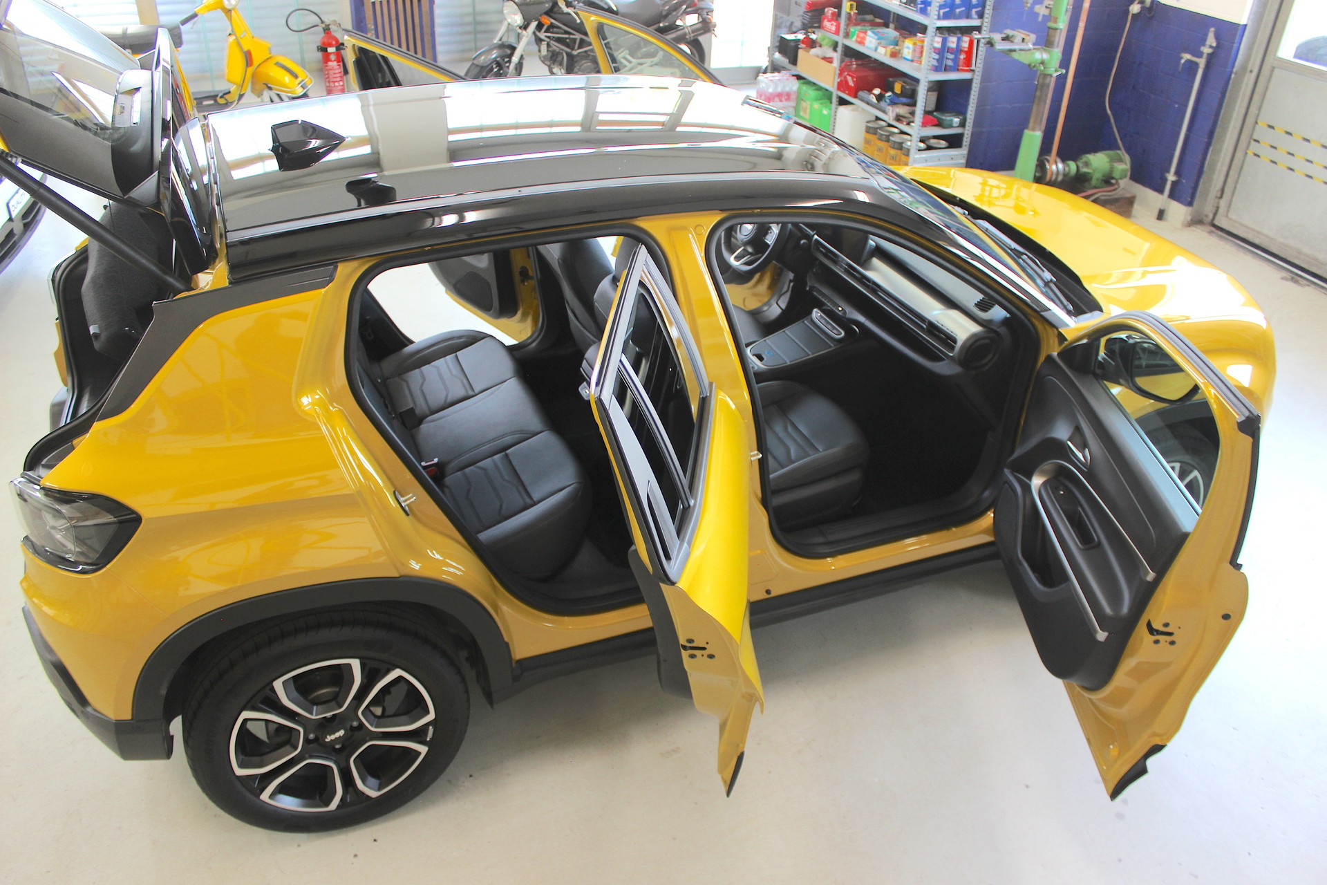 JEEP Avenger 54kWh Summit Swiss 💥 Leder *Sitzheizung *360°Kamera *DAB+ *ADAS-Systeme *Frontscheibenheizung 💥 Lieferung möglich-image-19