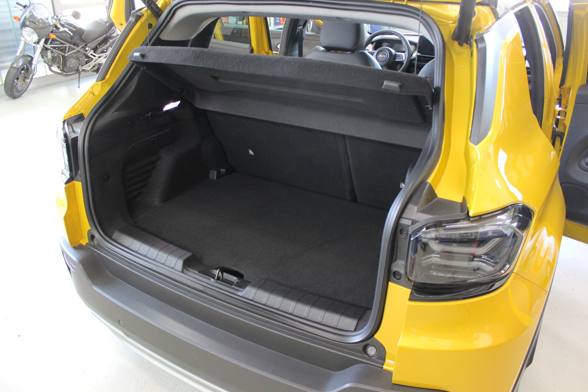 JEEP Avenger 54kWh Summit Swiss 💥 Leder *Sitzheizung *360°Kamera *DAB+ *ADAS-Systeme *Frontscheibenheizung 💥 Lieferung möglich-image-17