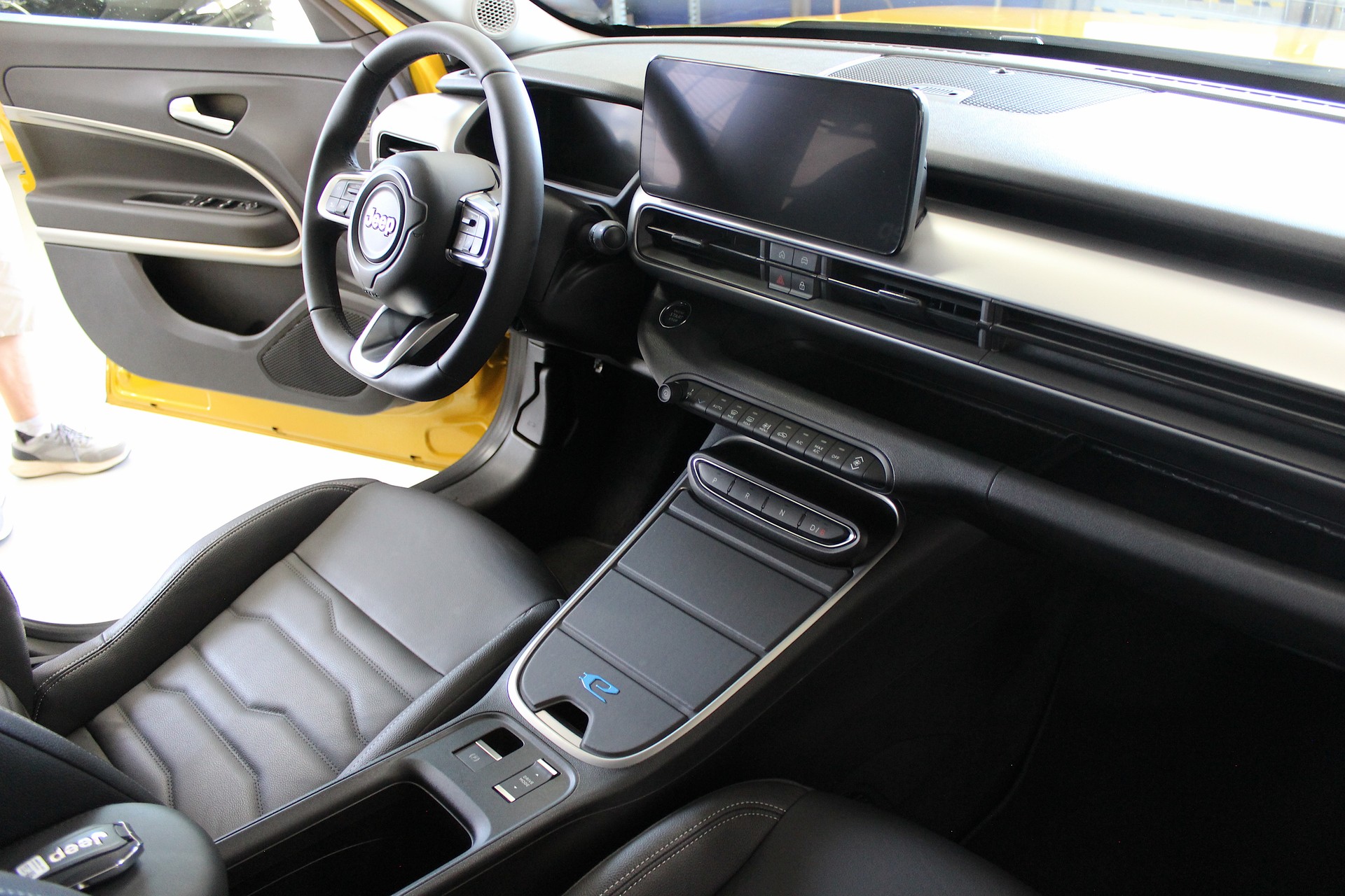 JEEP Avenger 54kWh Summit Swiss 💥 Leder *Sitzheizung *360°Kamera *DAB+ *ADAS-Systeme *Frontscheibenheizung 💥 Lieferung möglich-image-26