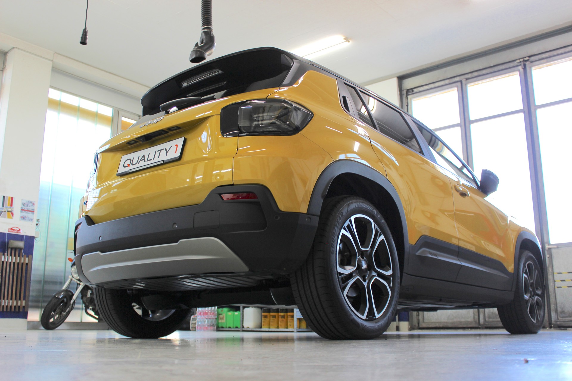 JEEP Avenger 54kWh Summit Swiss 💥 Leder *Sitzheizung *360°Kamera *DAB+ *ADAS-Systeme *Frontscheibenheizung 💥 Lieferung möglich-image-4