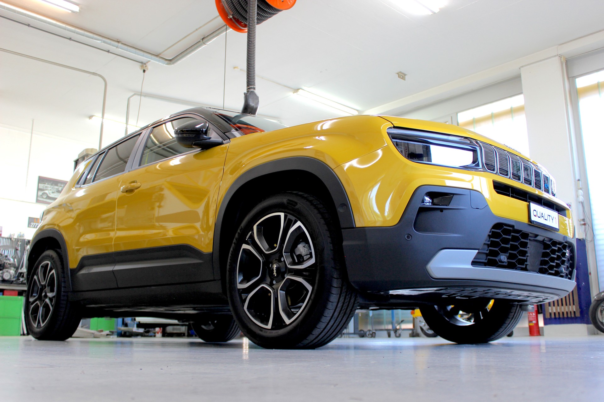 JEEP Avenger 54kWh Summit Swiss 💥 Leder *Sitzheizung *360°Kamera *DAB+ *ADAS-Systeme *Frontscheibenheizung 💥 Lieferung möglich-image-14