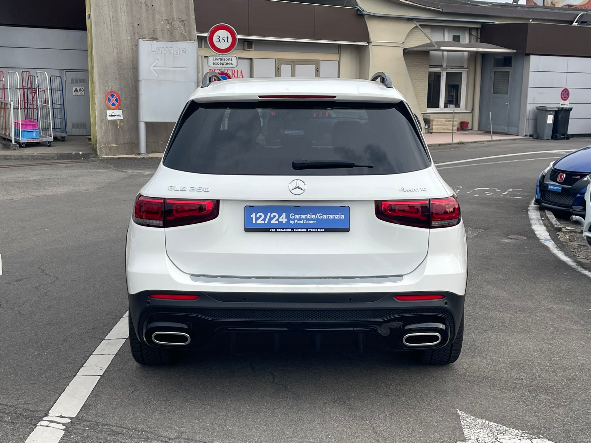 MERCEDES-BENZ GLB 250 4Matic AMG Line 8G-Tronic-image-4