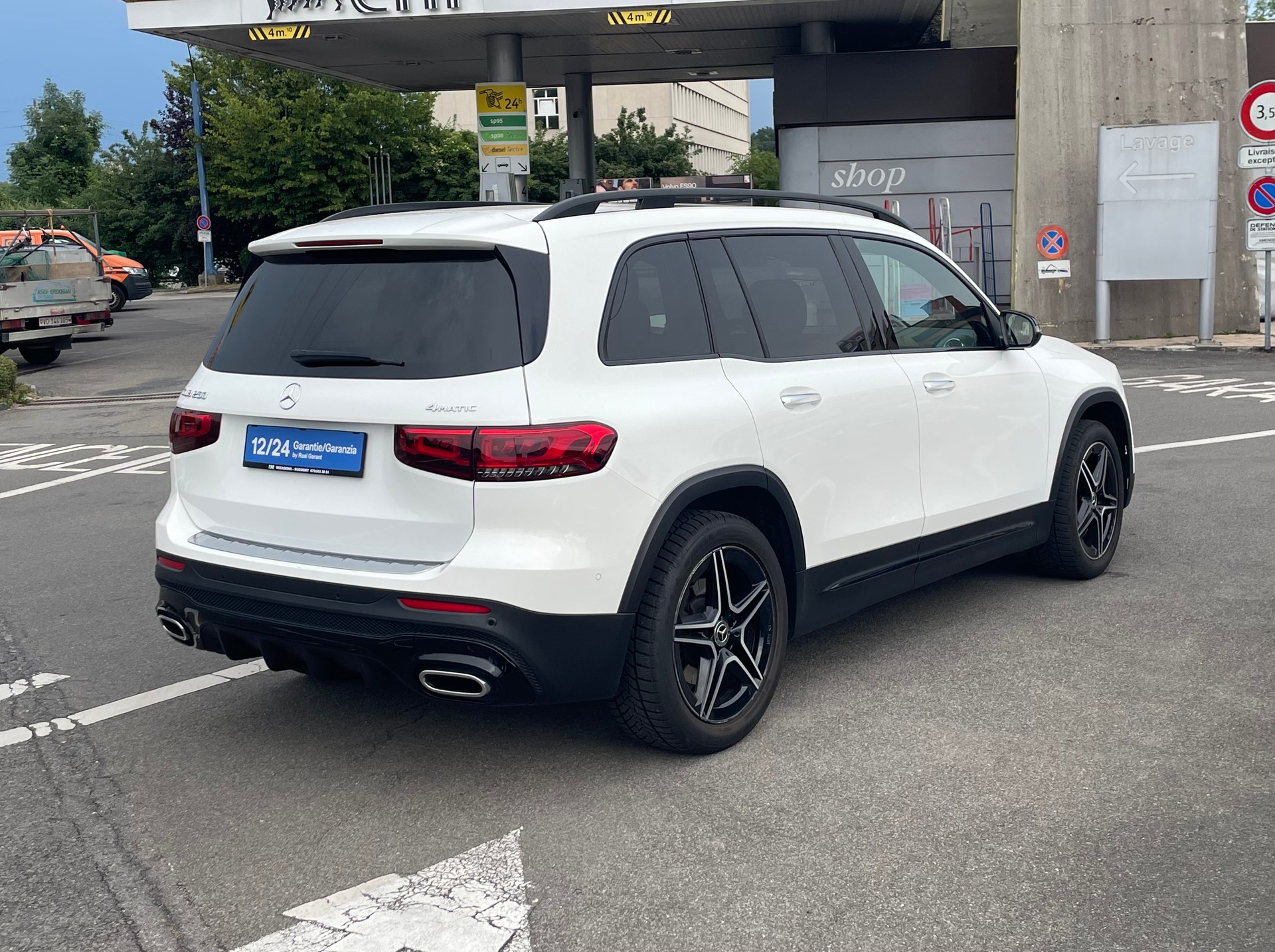 MERCEDES-BENZ GLB 250 4Matic AMG Line 8G-Tronic-image-3