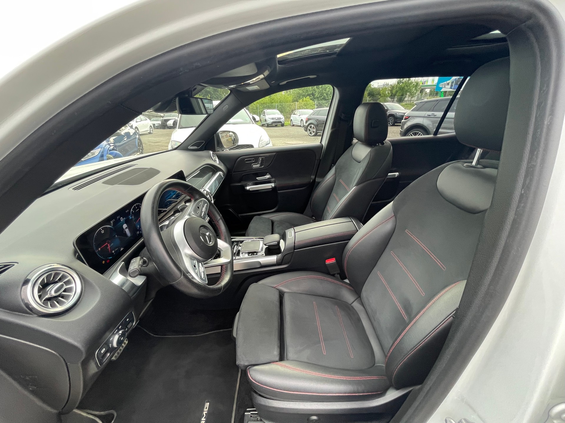 MERCEDES-BENZ GLB 250 4Matic AMG Line 8G-Tronic-image-12
