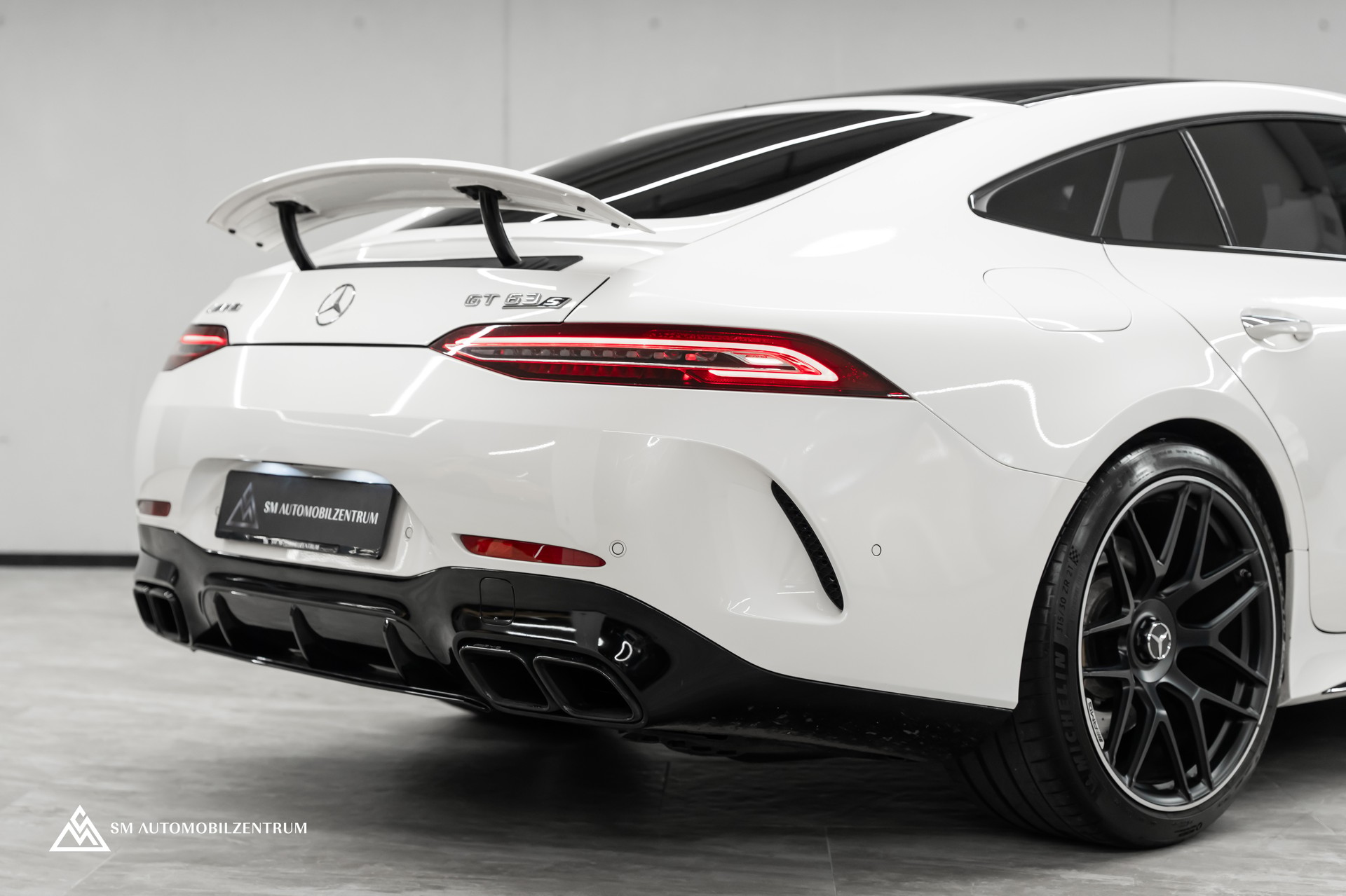 MERCEDES-BENZ AMG GT 63 S 4matic+ / Panorama / Head-Up / Sitzbelüftung-image-8