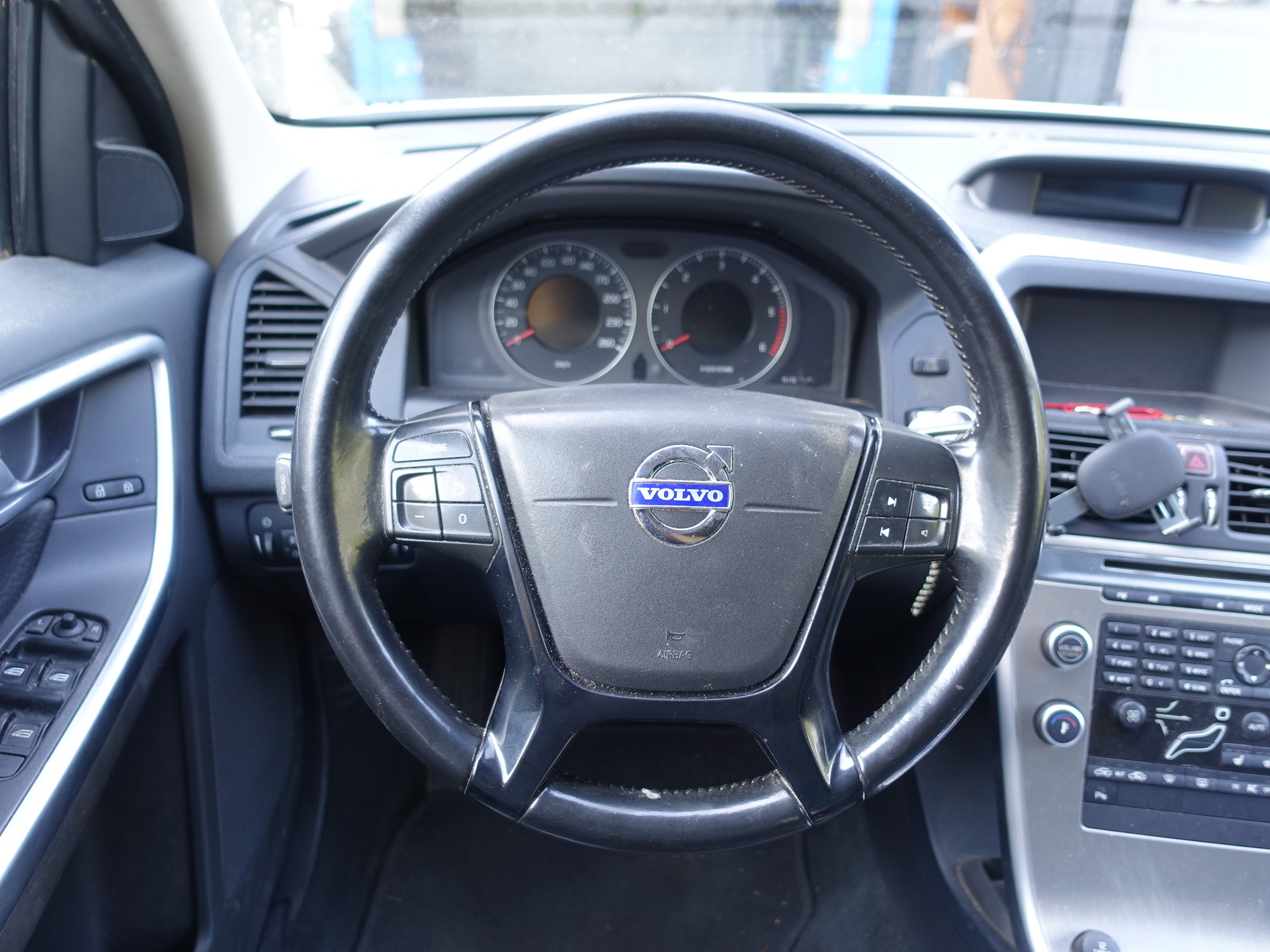 VOLVO XC60 2.4D Momentum Geartronic-image-9