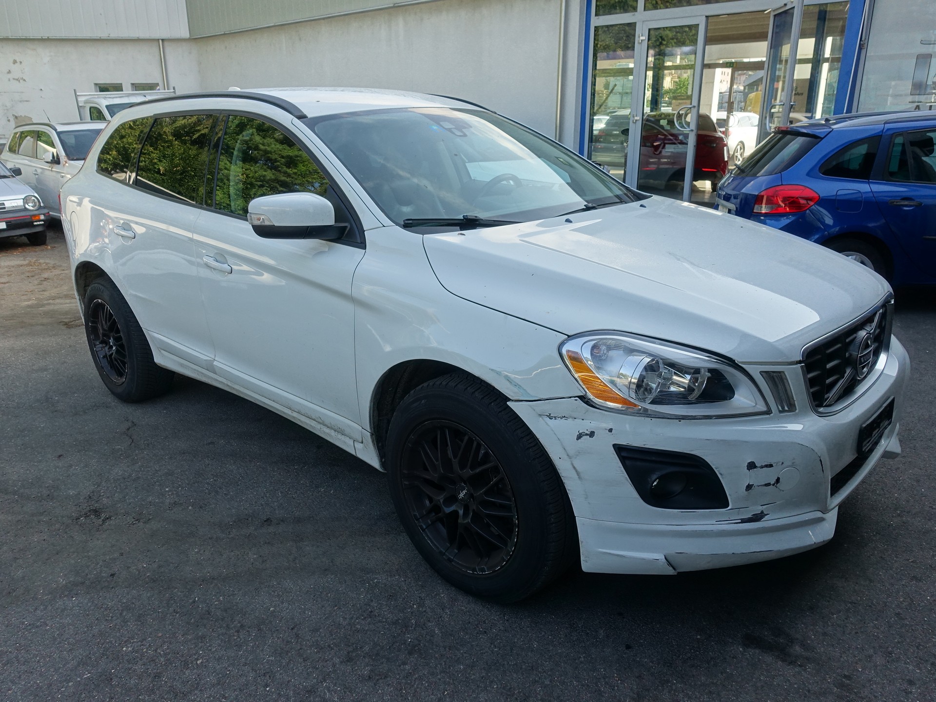VOLVO XC60 2.4D Momentum Geartronic-image-0