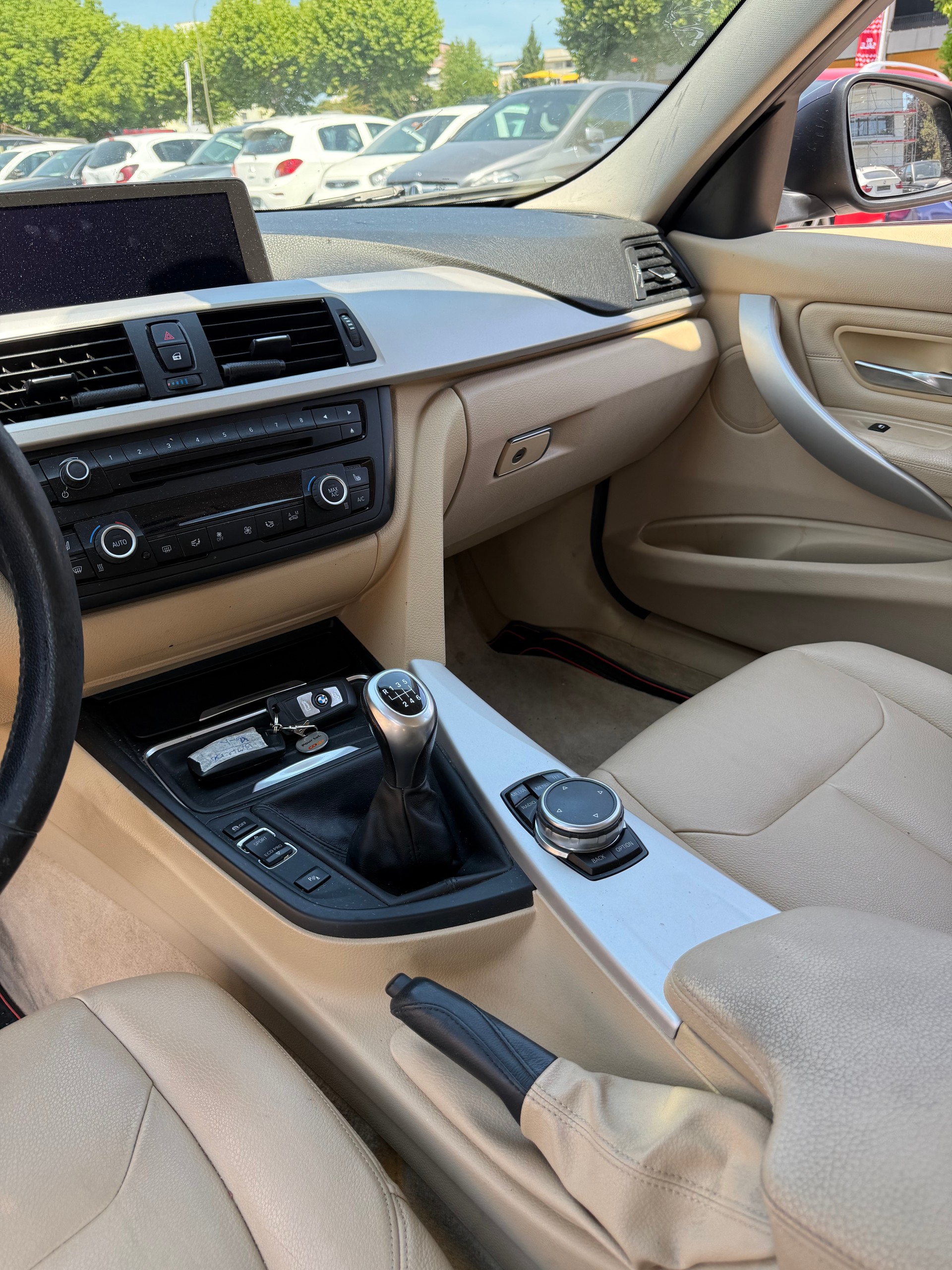 BMW 318d Touring Modern Line-image-12