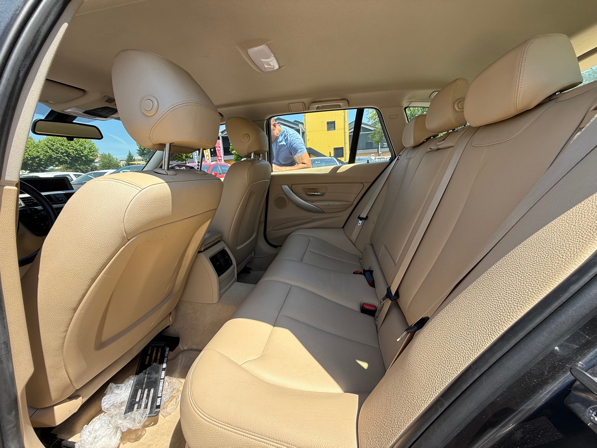 BMW 318d Touring Modern Line-image-13