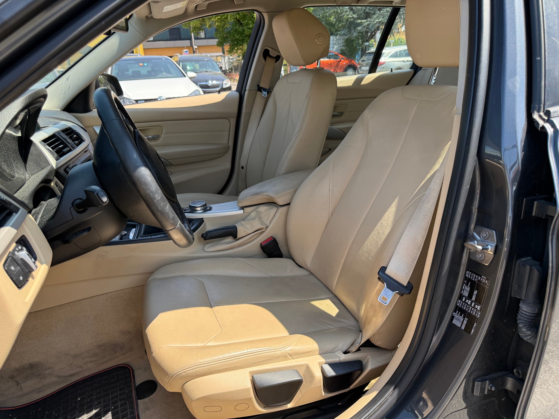 BMW 318d Touring Modern Line-image-9