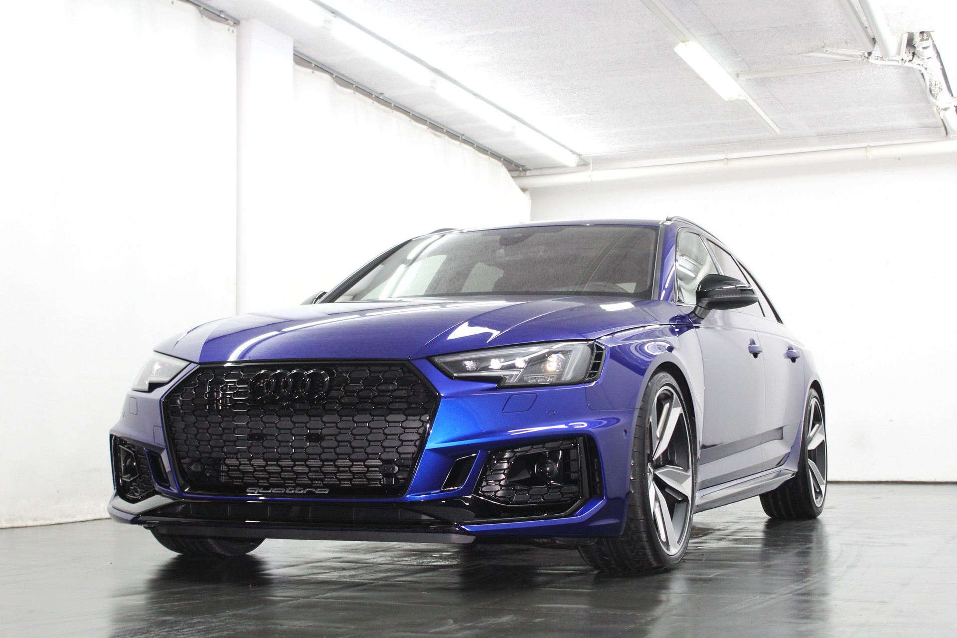 AUDI RS4 Avant 2.9 TFSI quattro tiptronic ABT Edition 510 / Sonderlackierung San Marino Blau / ohne OPF / CH-Fahrzeug-image-3