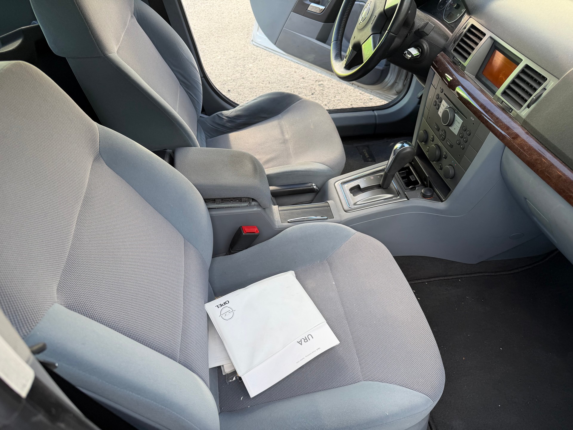 OPEL Vectra 2.2 Design Edition-image-8