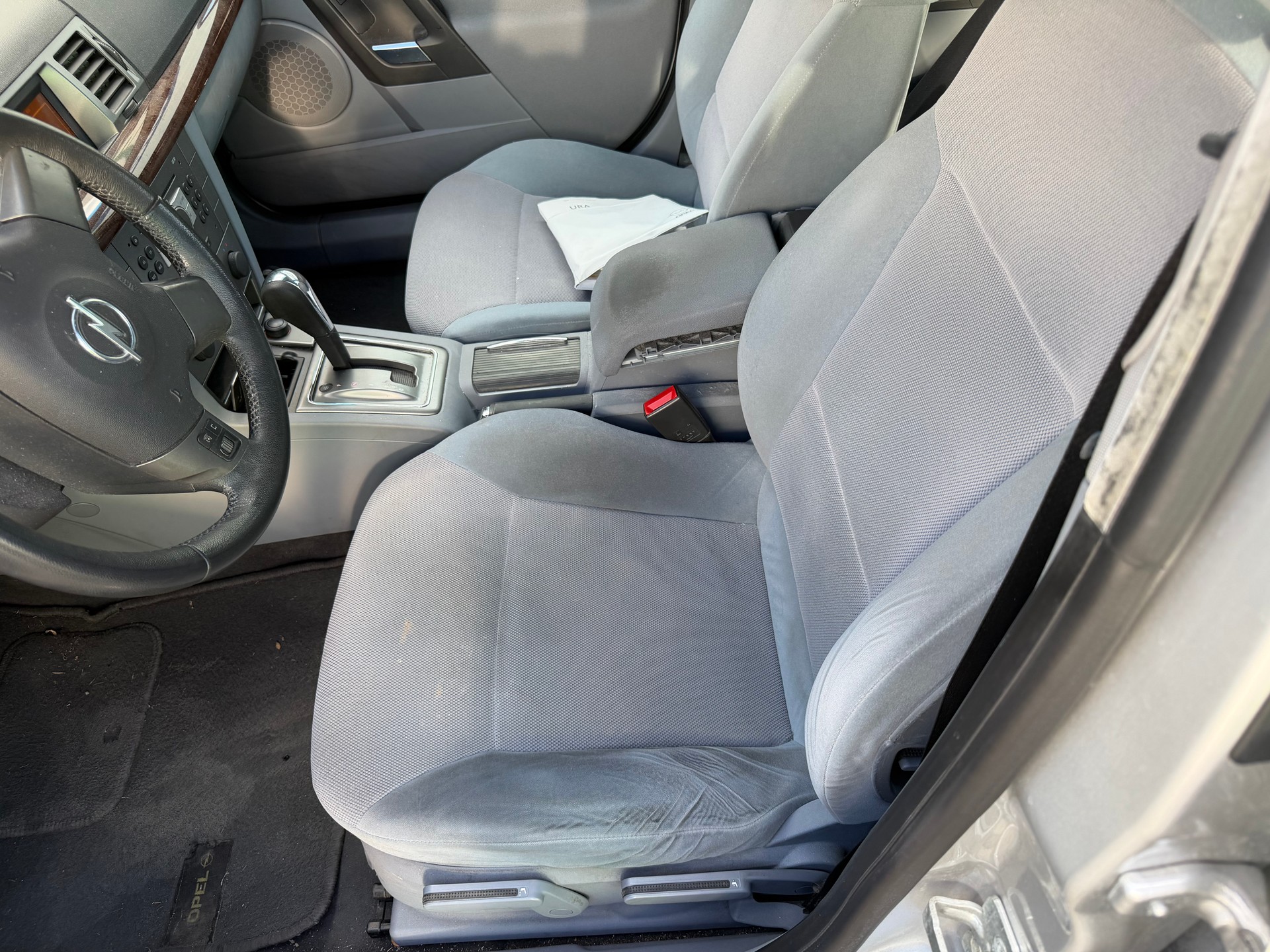 OPEL Vectra 2.2 Design Edition-image-12