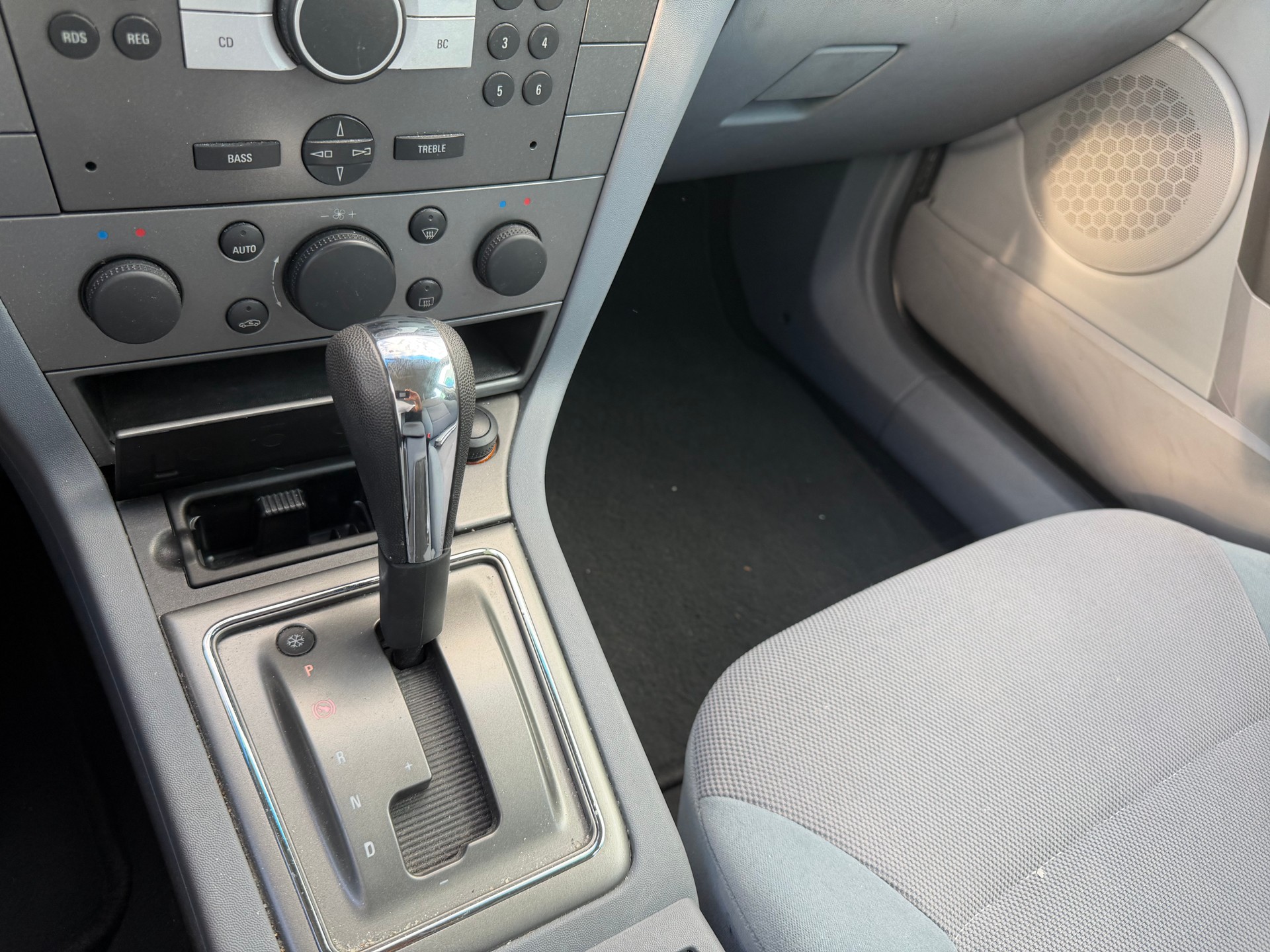 OPEL Vectra 2.2 Design Edition-image-13