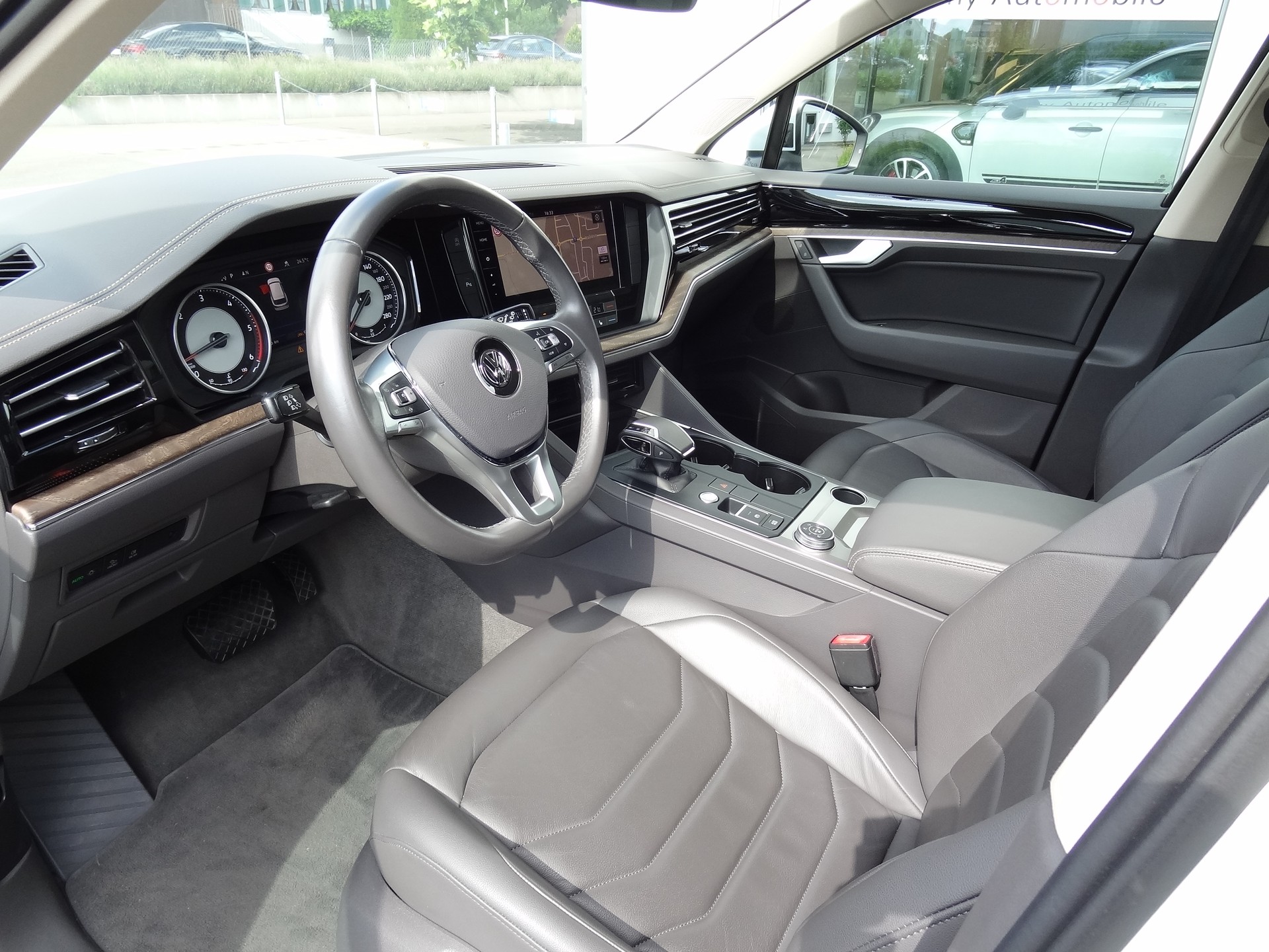 VW Touareg 3.0 TDI Atmosphere Tiptronic-image-4