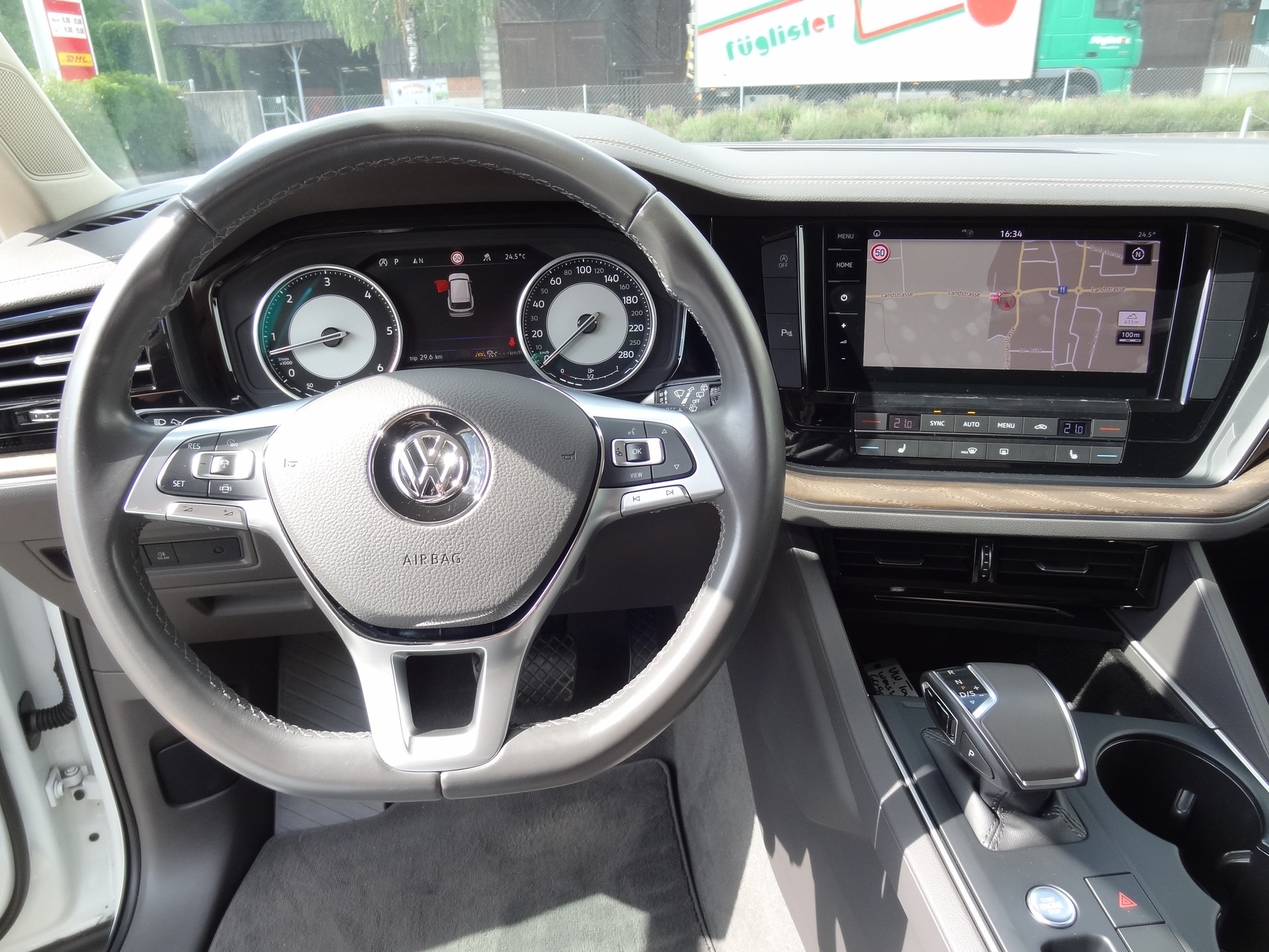 VW Touareg 3.0 TDI Atmosphere Tiptronic-image-5