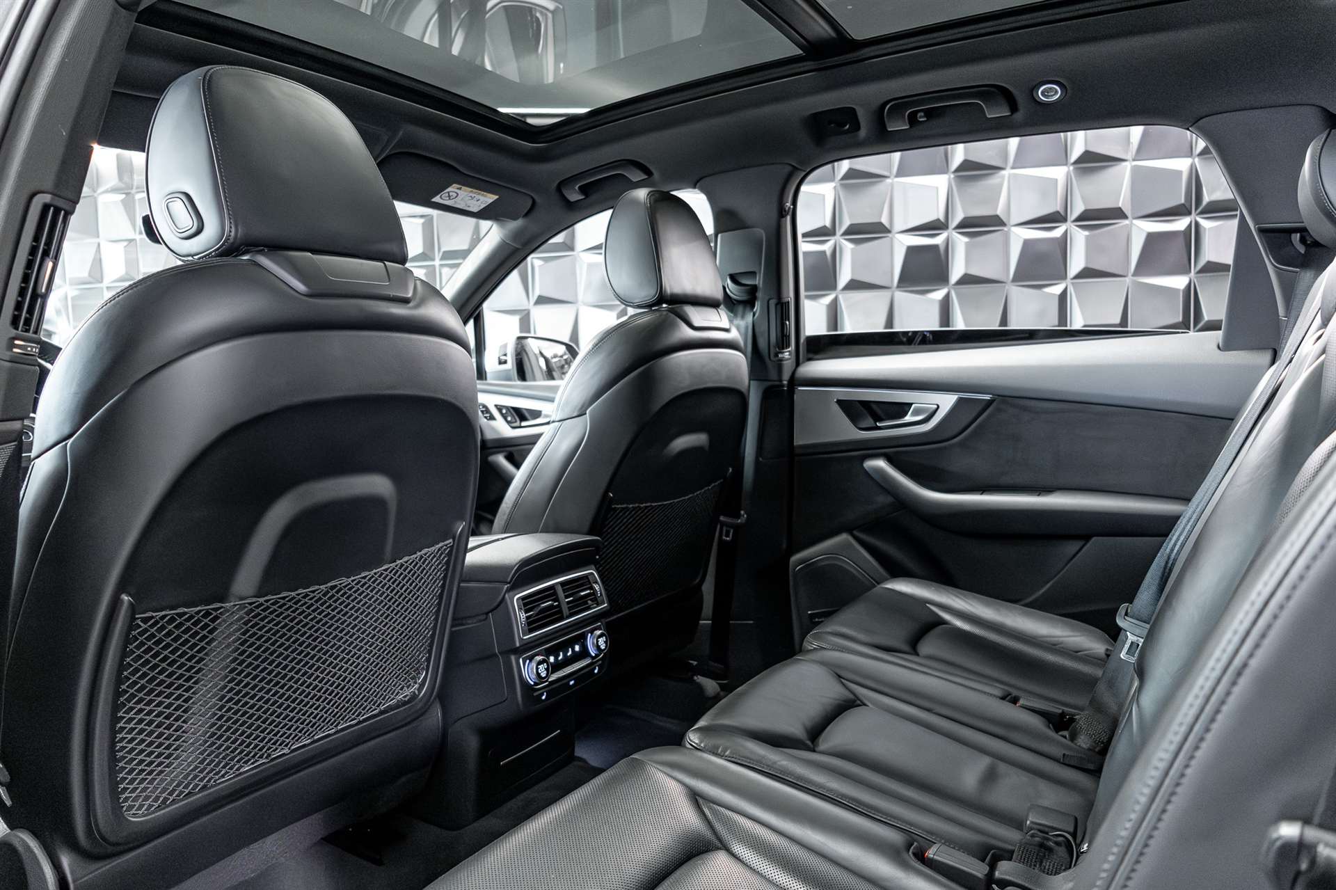 AUDI SQ7 4.0 TDI quattro tiptronic-image-24