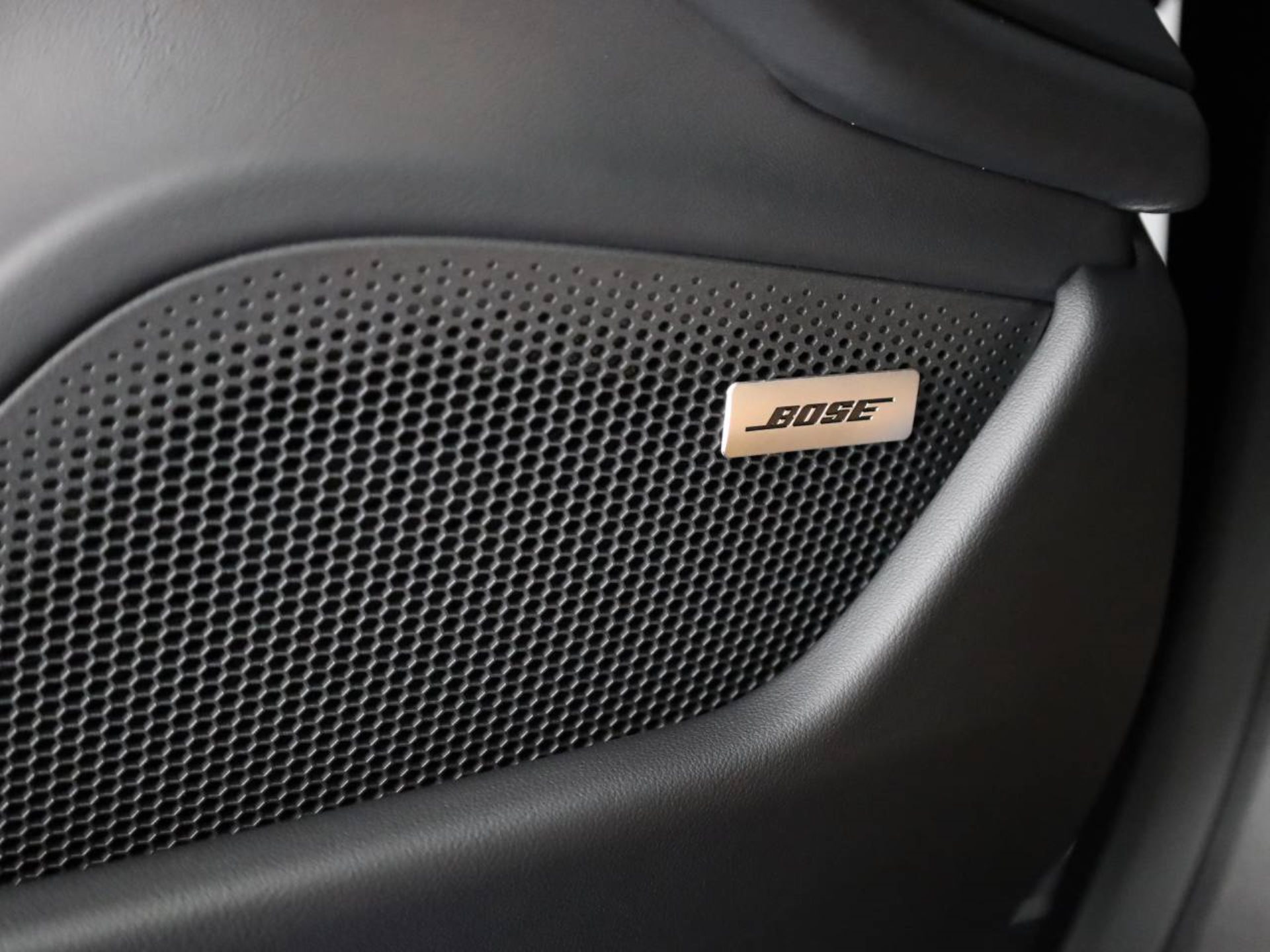 PORSCHE Taycan Sport Turismo Black Edition-image-18