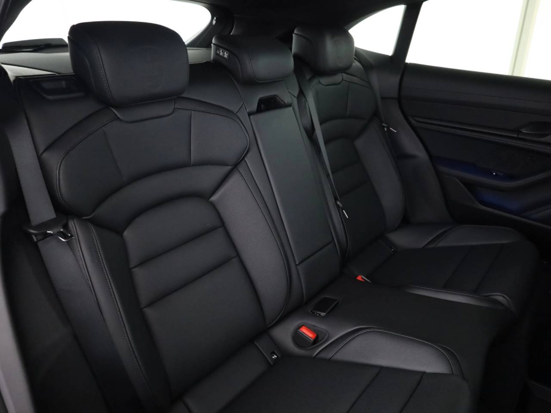 PORSCHE Taycan Sport Turismo Black Edition-image-17