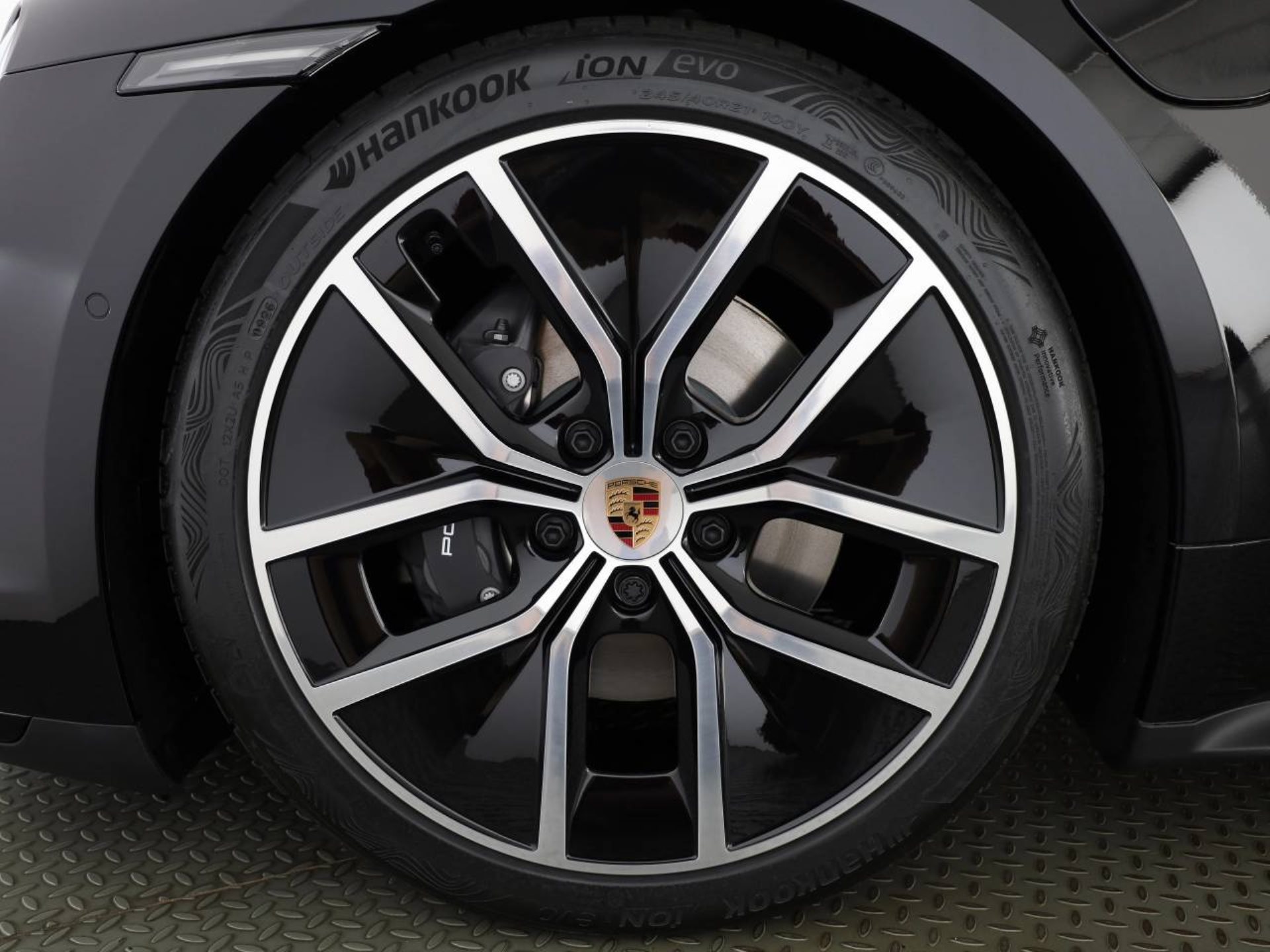 PORSCHE Taycan Sport Turismo Black Edition-showroom-element-2