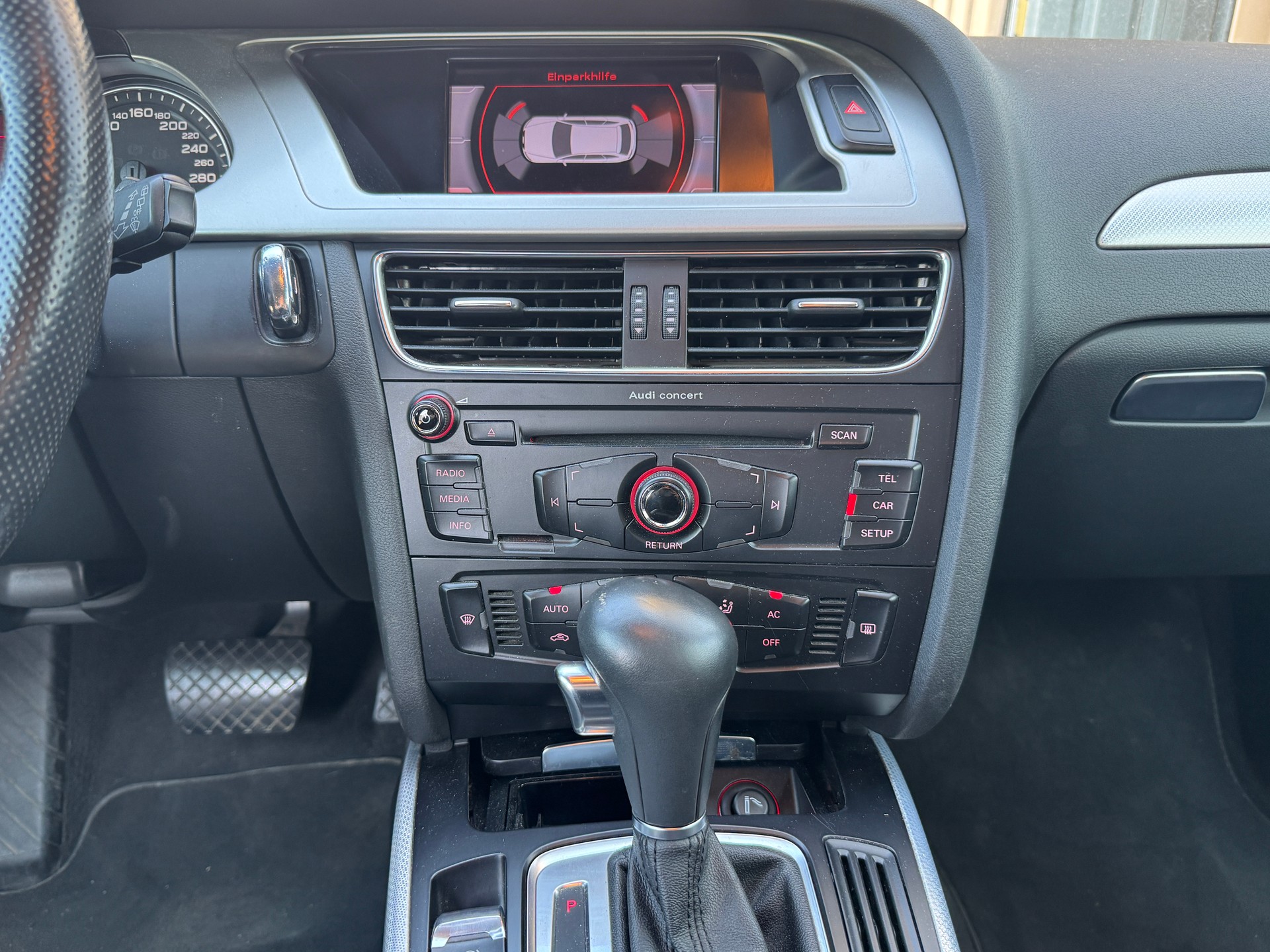 AUDI A4 Avant 2.0 TFSI quattro S-tronic-image-12