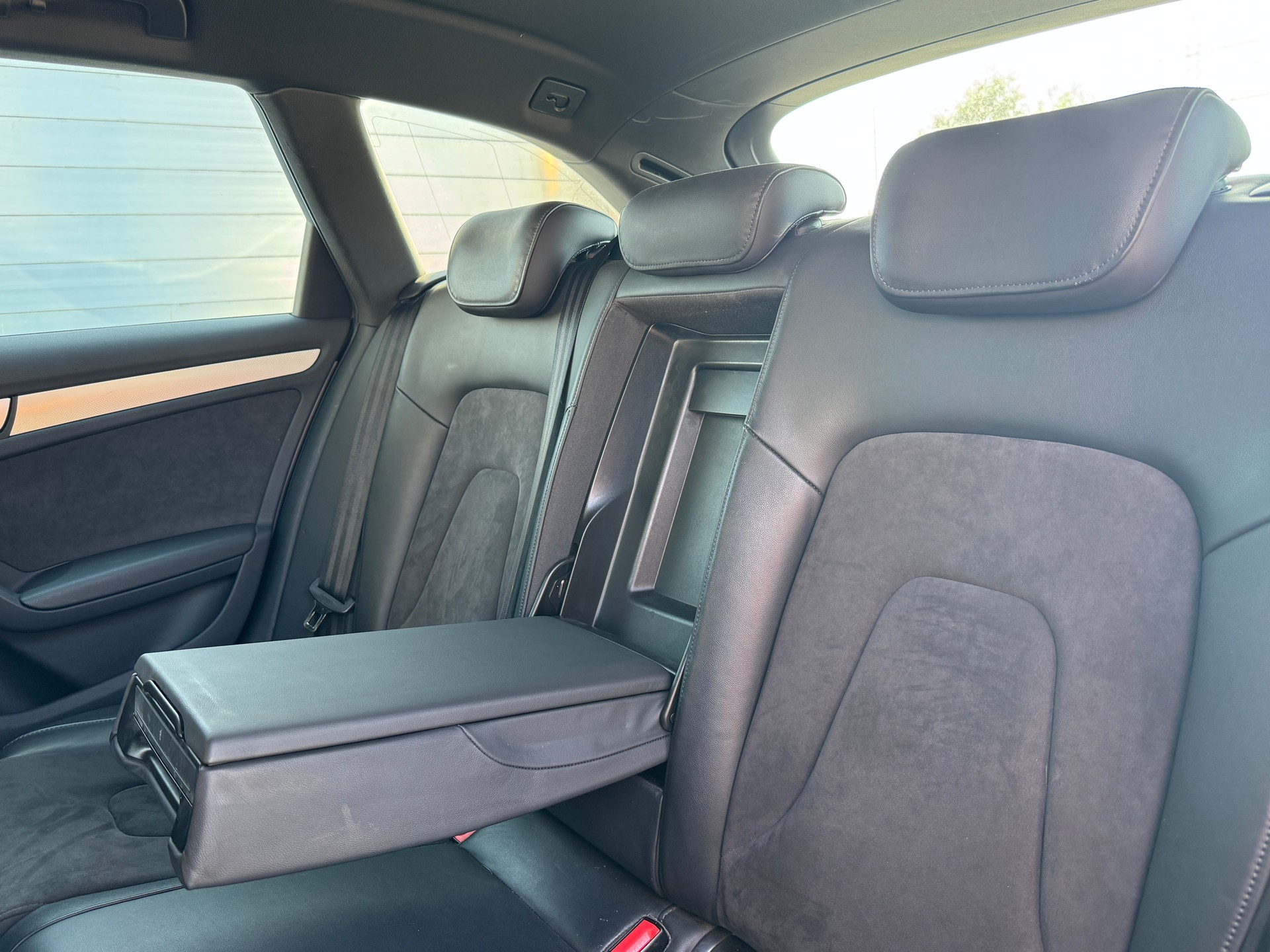 AUDI A4 Avant 2.0 TFSI quattro S-tronic-image-8