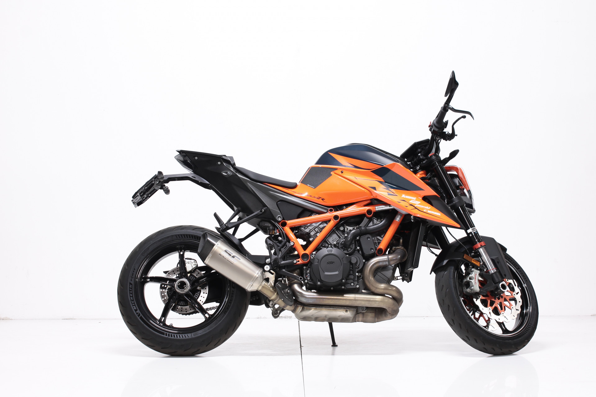 KTM 1290 Super Duke R-showroom-element-1