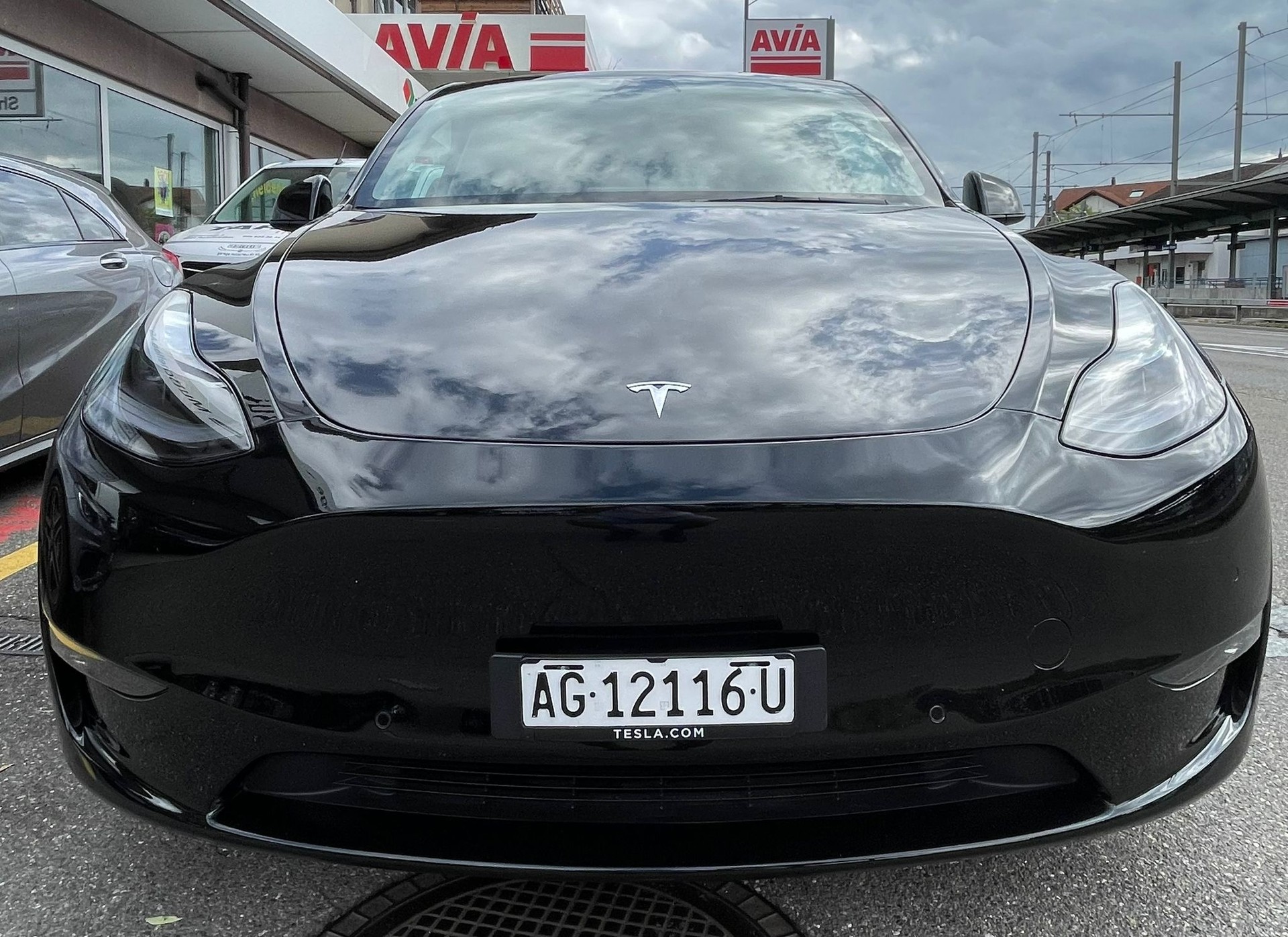 TESLA Model Y Long Range 533 km (WLTP) 514PS All Black Werksgarantie SOH 93%-image-1