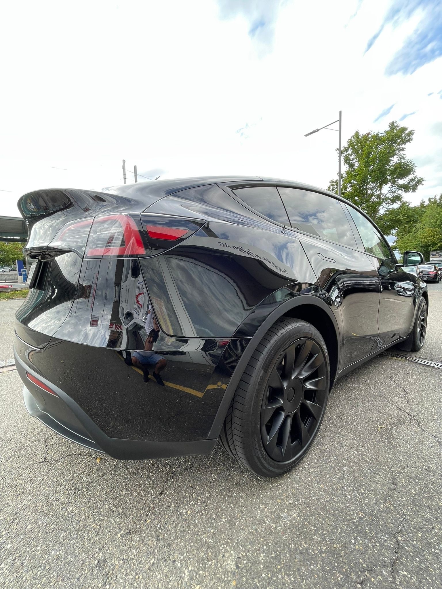 TESLA Model Y Long Range 533 km (WLTP) 514PS All Black Werksgarantie SOH 93%-image-4