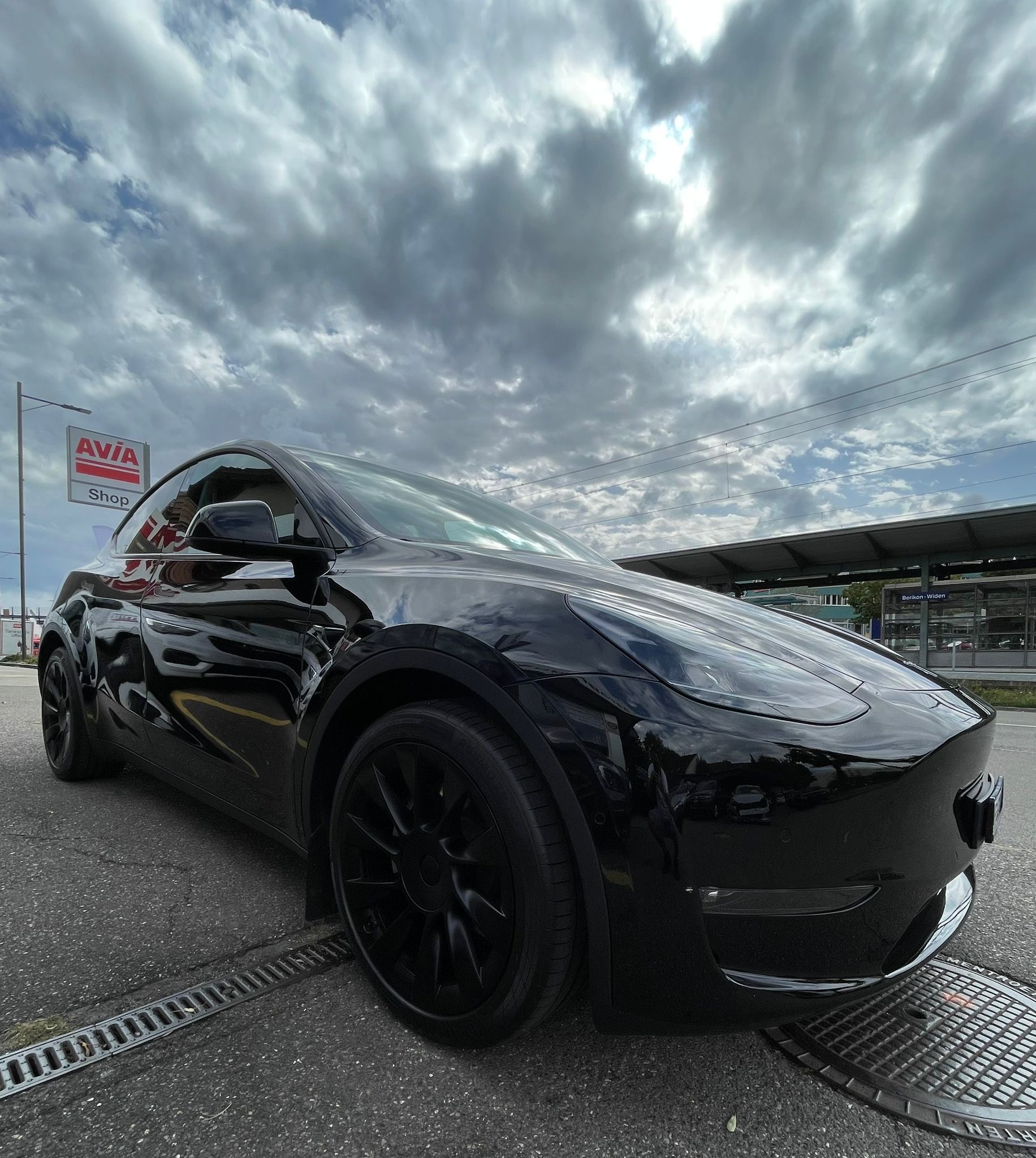 TESLA Model Y Long Range 533 km (WLTP) 514PS All Black Werksgarantie SOH 93%-image-2