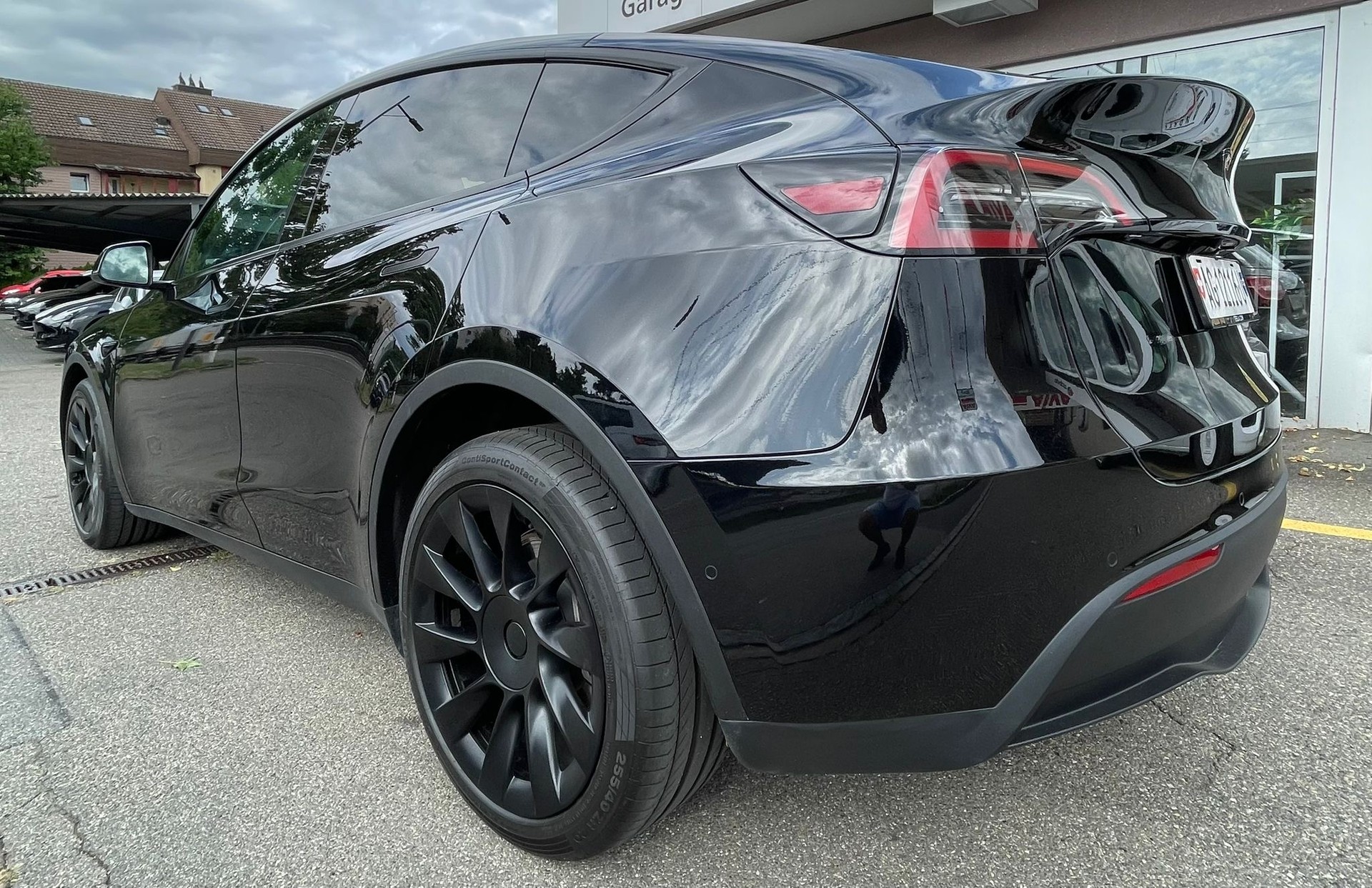TESLA Model Y Long Range 533 km (WLTP) 514PS All Black Werksgarantie SOH 93%-image-5